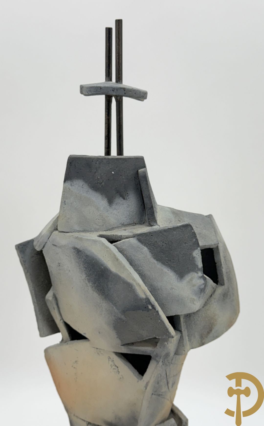 VANDEWEGE Rik getekend onderaan 8816 en 8817 - Twee moderne keramieken abstracte figuren