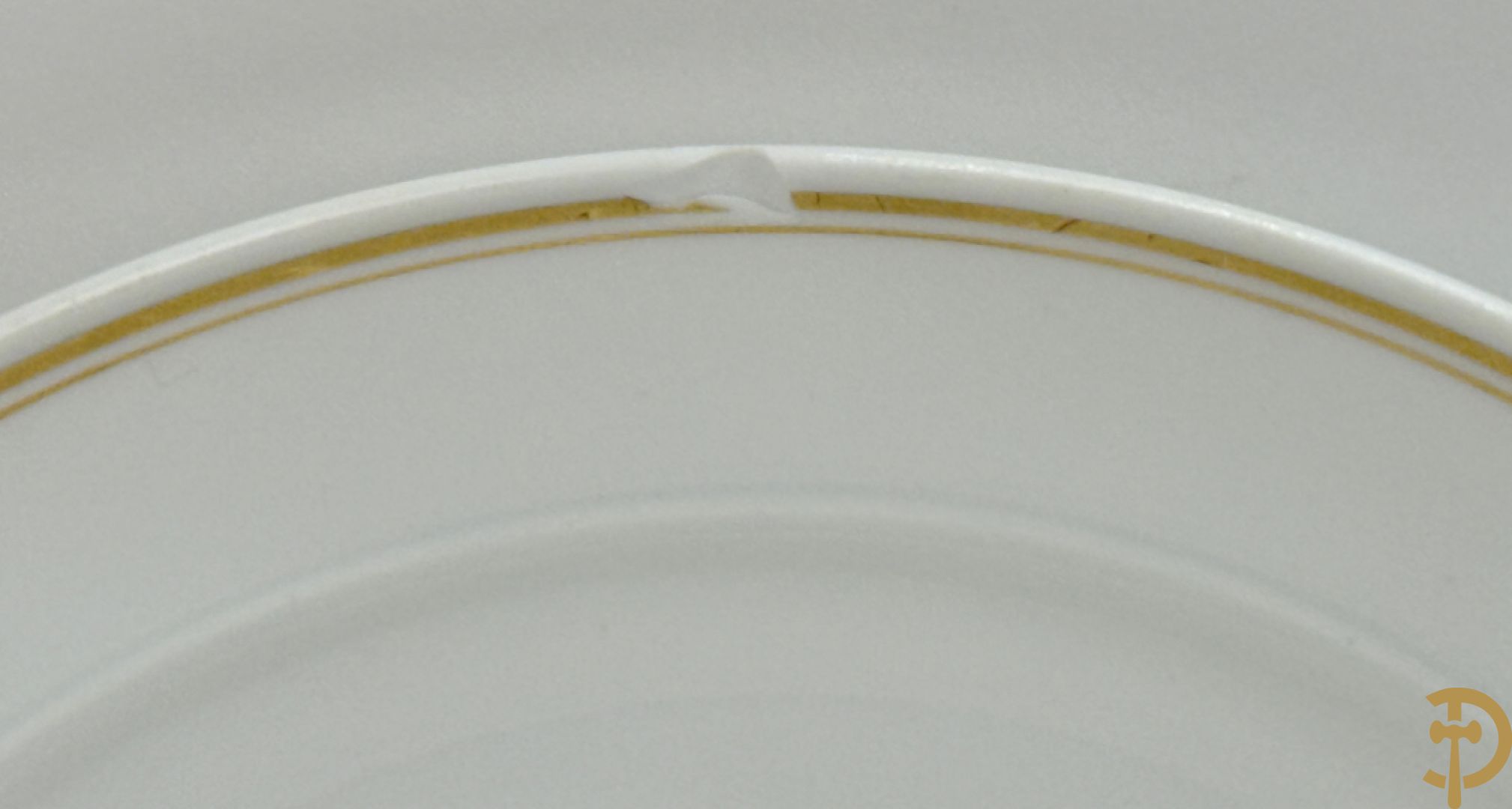 Wit porseleinen servies met vergulde rand en vergulde bloemenmotieven, Meissen, bestaande uit 8 platte borden (2 met schilfer aan rand), 7 diepe borden, 6 dessertborden, saladekom, sauskom en groentenschotel (1 handvat gelijmd)