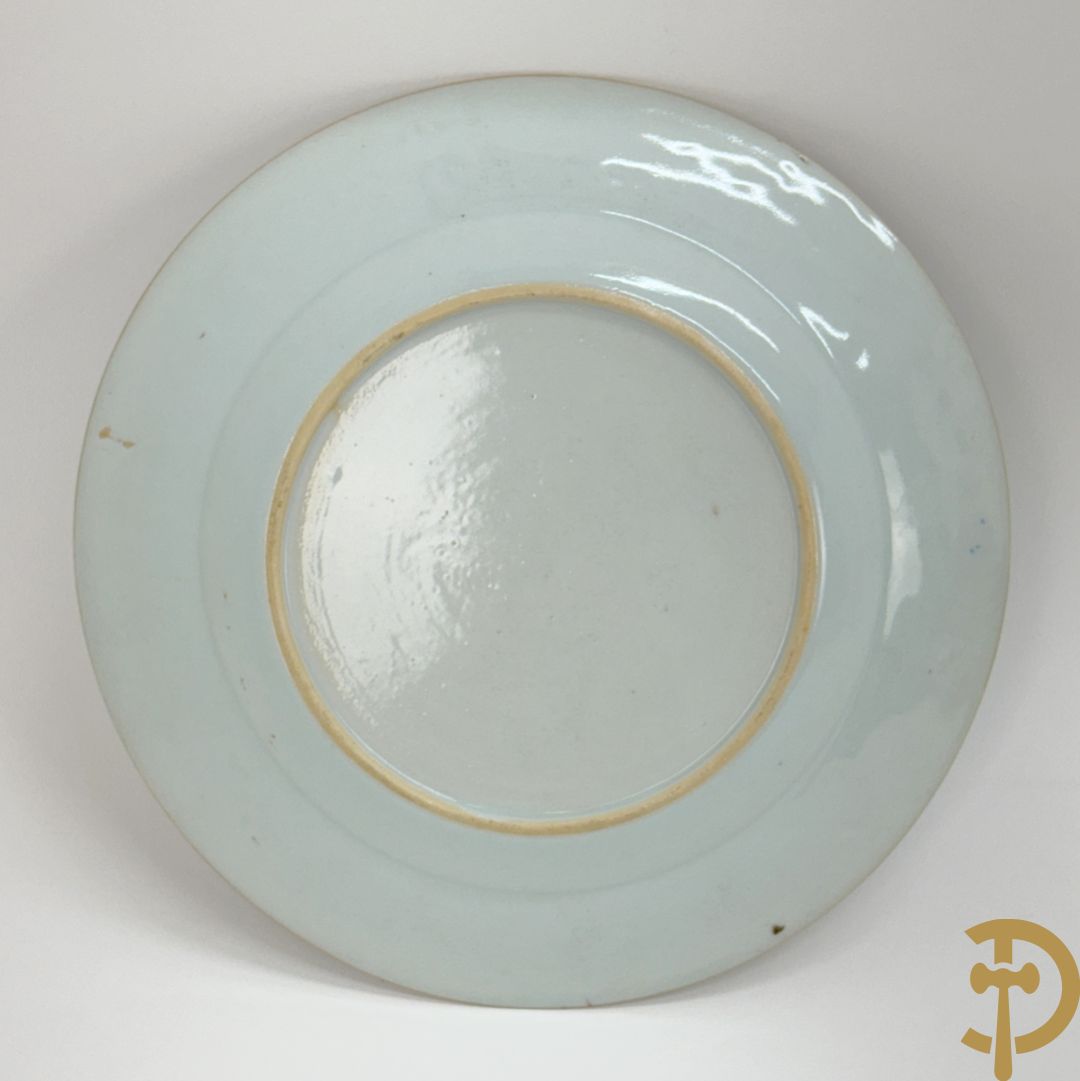 Negen Famille rose bordjes w.o. zes plat gekartelde, 1 diep gekartelde en 2 vlakke met bloementaferelen