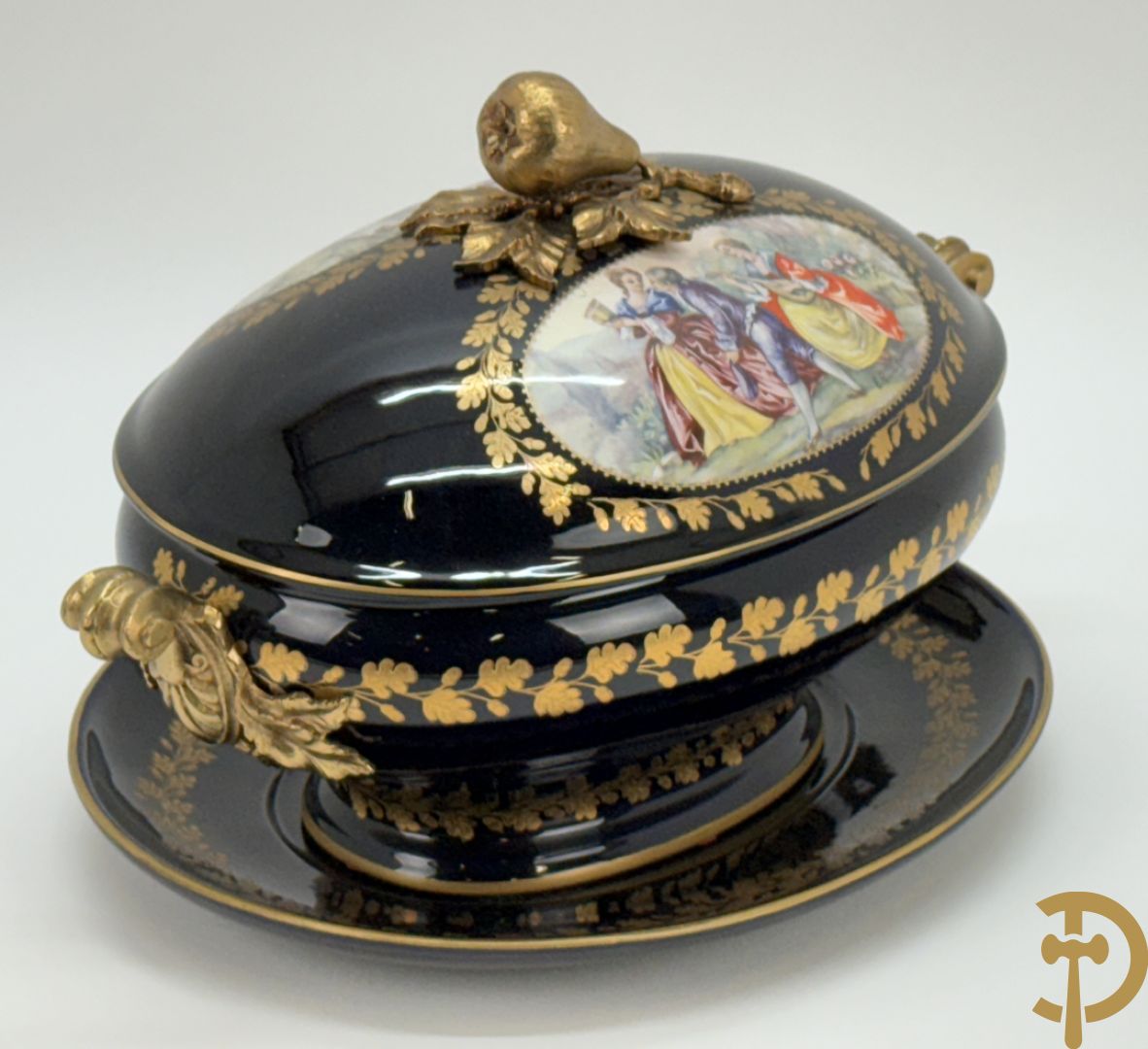 ROULI E. getekend, donkerblauwe Sèvres stijl coupe met deksel op onderschaal en bezet met bronzen ornamenten, gemerkt ACF onderaan