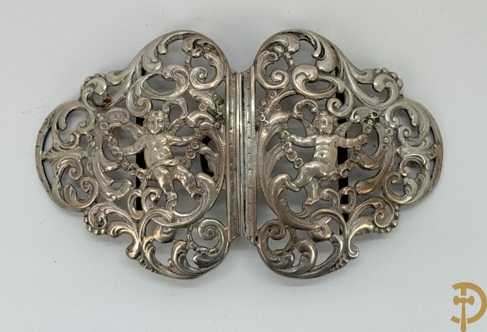 Lot massief zilver w.o. 2 geajoureerd riemboekels waarvan 1 met email bewerkt, geajoureerde centuurhouder met cupido