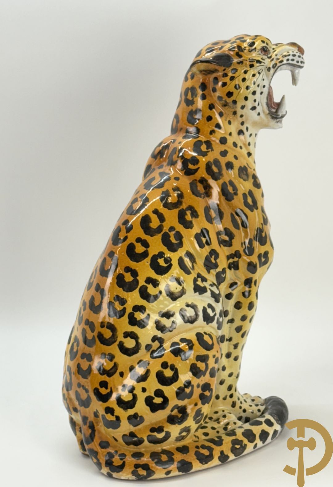 Vintage luipaard in meerkleurig geglazuurde faience met opengesperde bek