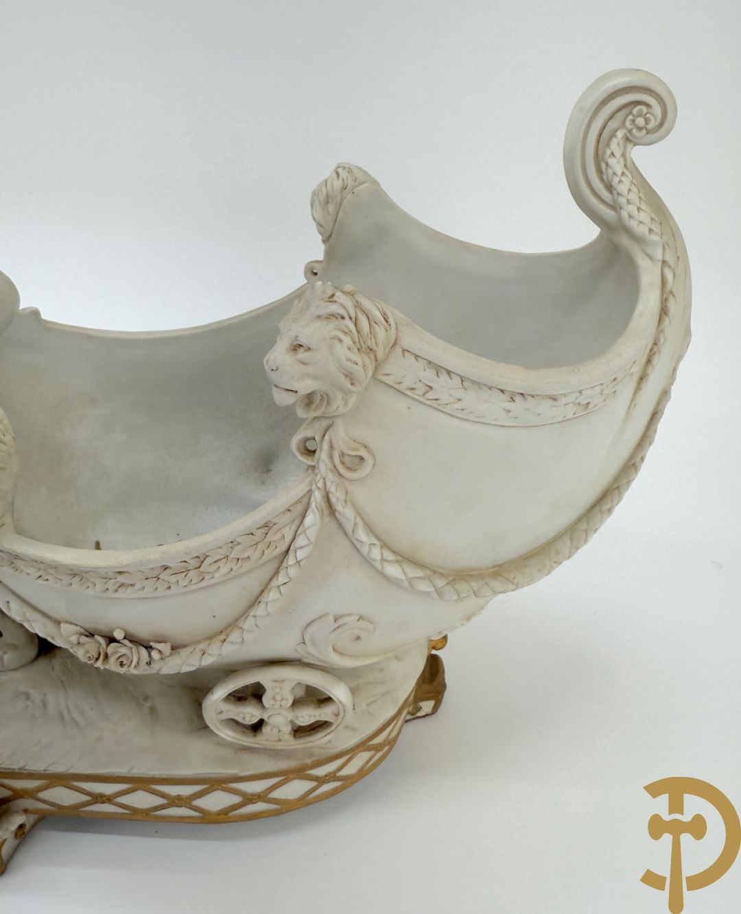 Biscuit beeld met leeuwen trekkende een open koets, getekend onderaan