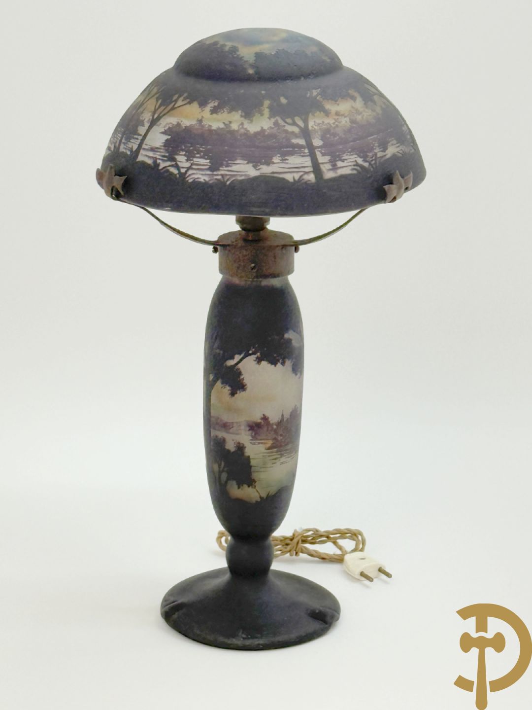 Pate de verre lampadaire Art Deco met geïriseerd lanschapsdecor, Müller Frères Luneville getekend