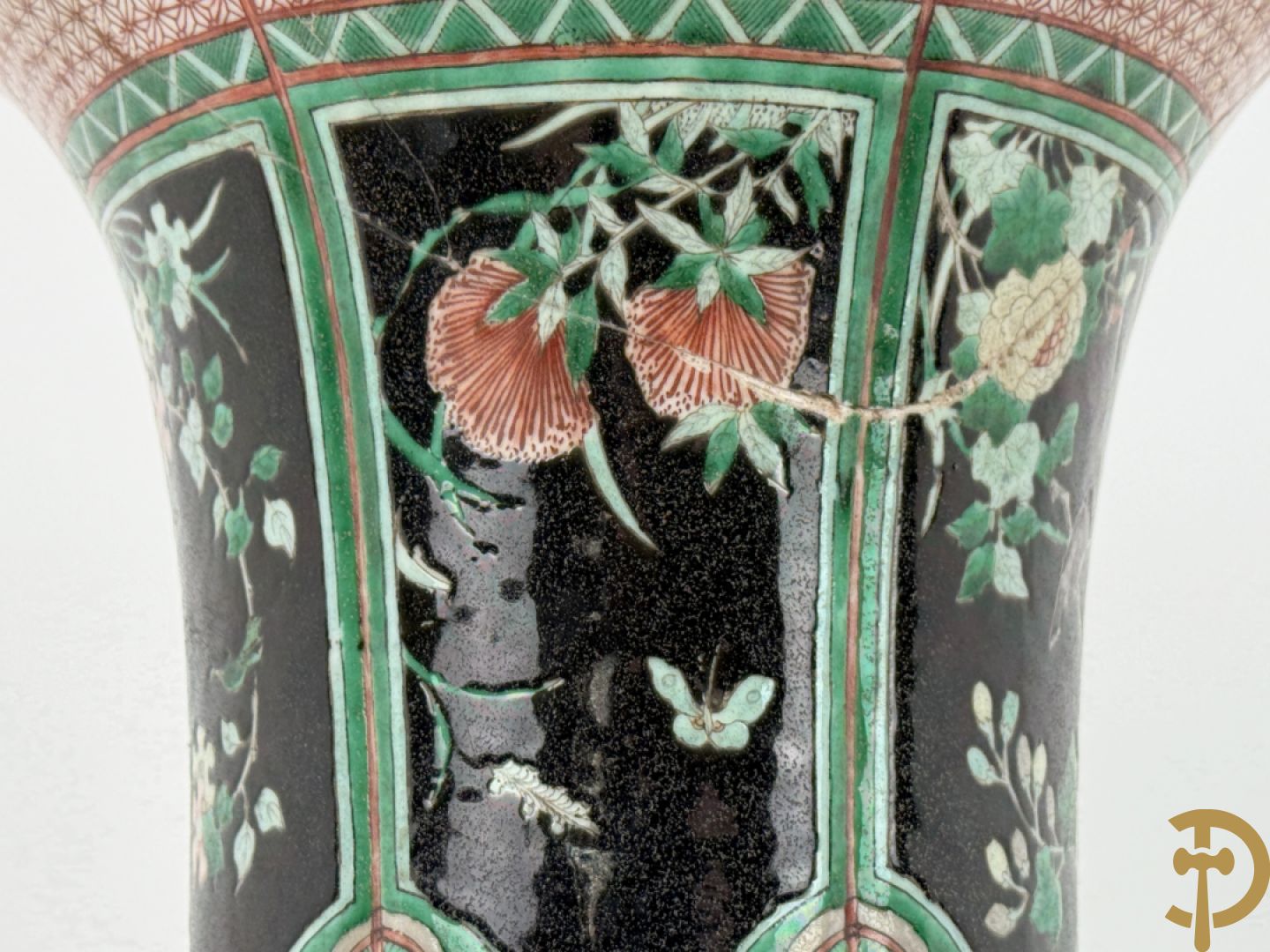 Antieke Chinese Gu vaas met geschenkendecor op zwarte fond