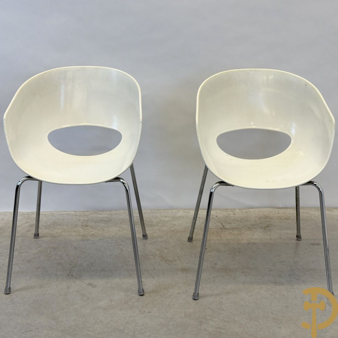 Twee witte vintage stoelen op chromé onderstel, Sintesi Orbit Large ontworpen door Cantarutti