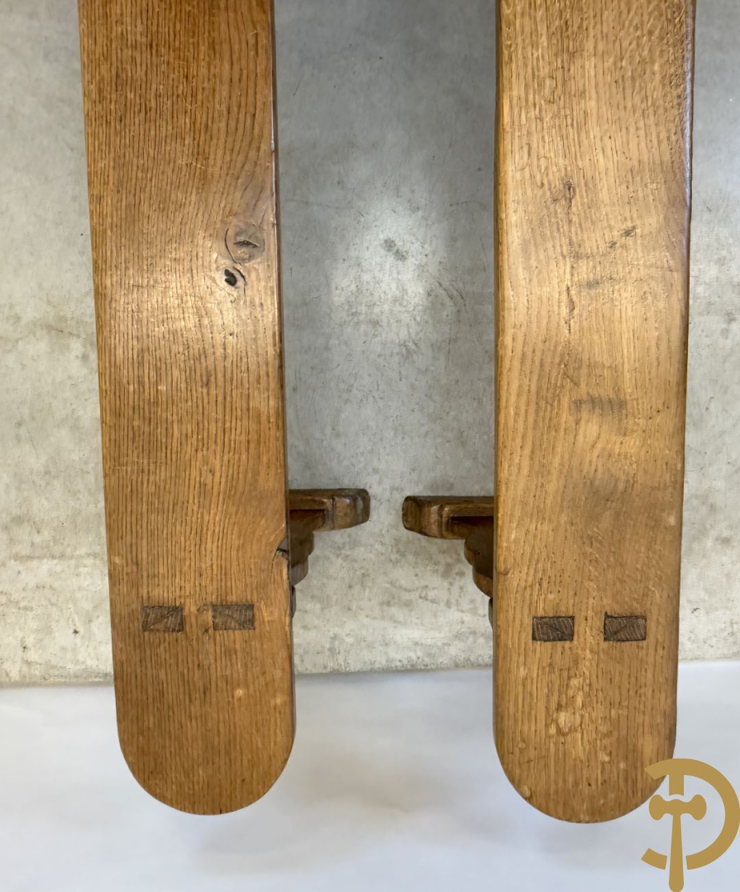 Paar massief eiken kloosterbanken met afgeronde zijkanten