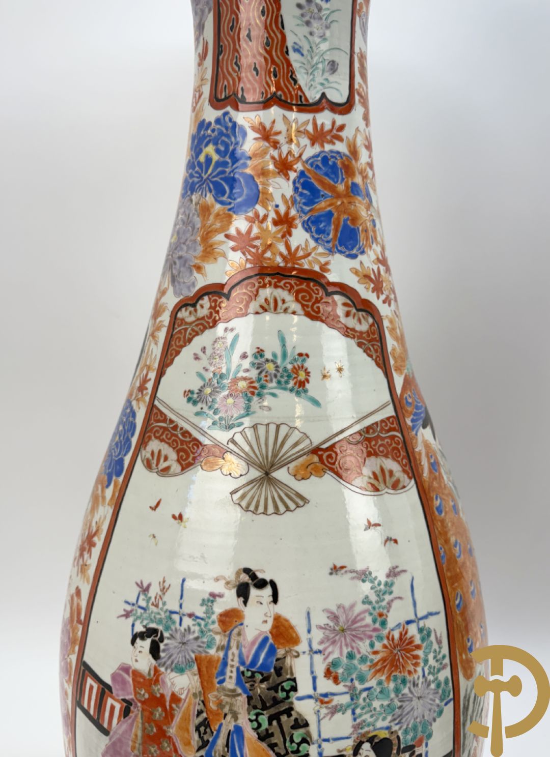 Paar Japanse porseleinen waaiervazen met bloemen en geanimeerd decor