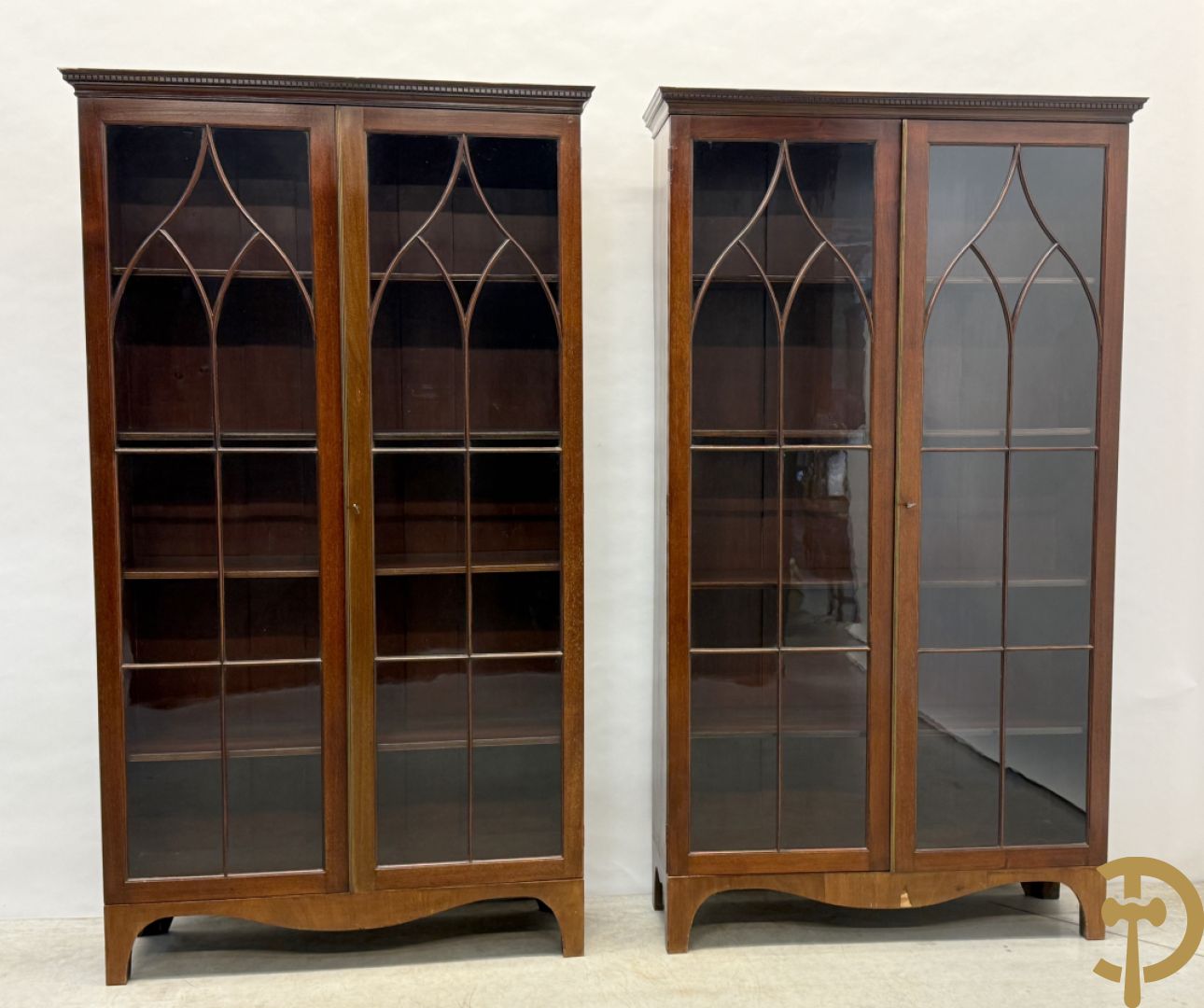 Paar Engelse mahoniehouten vitrines met legbanken
