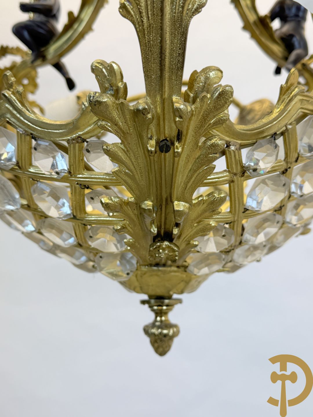 Vuurvergulde bronzen Franse luchter met zes lichtpunten en bezet met diamantvormige kristallen