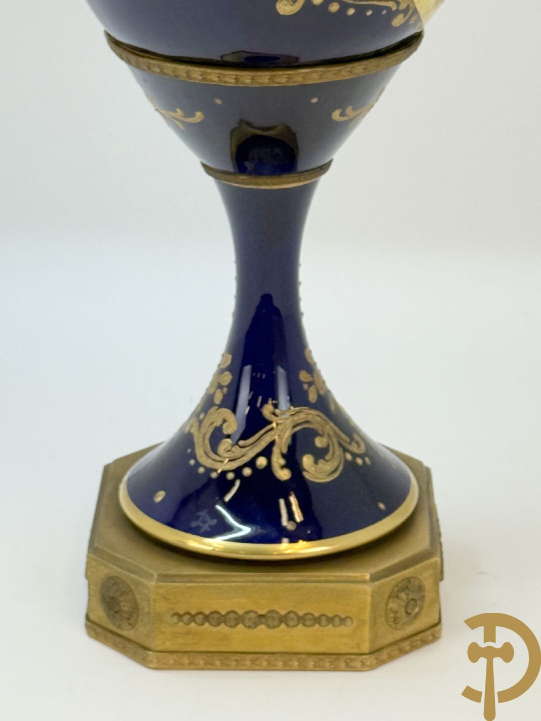 Paar Sèvres stijl vazen met bronzen oren en éénzijdig decor van cupido