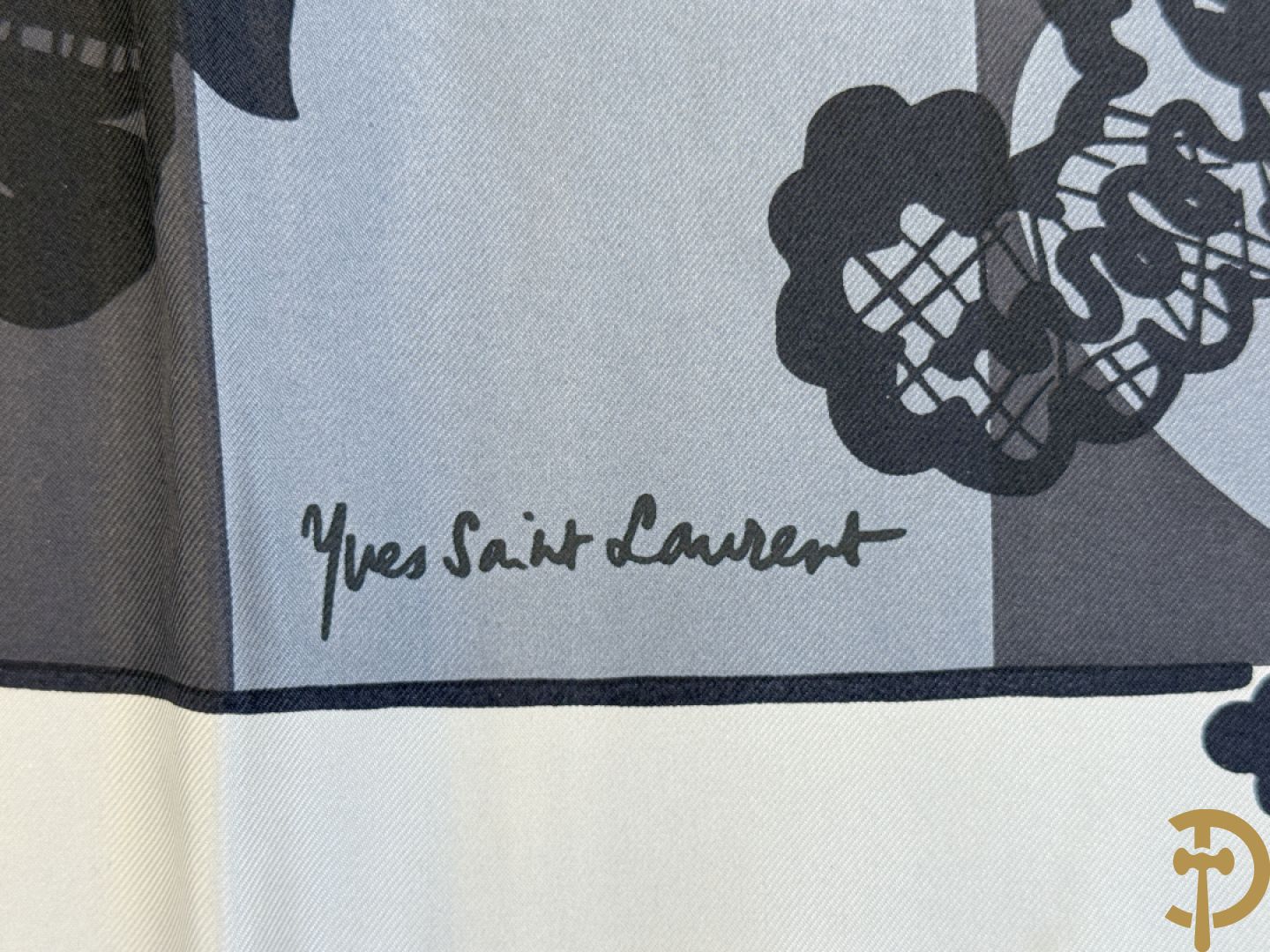 Vier foulards Yves Saint Laurent (nooit gedragen komt uit winkel restant)
