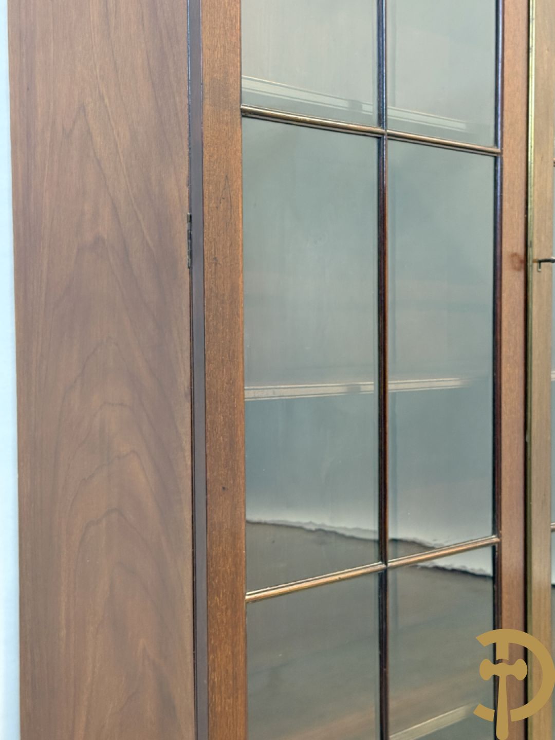 Paar Engelse mahoniehouten vitrines met legbanken