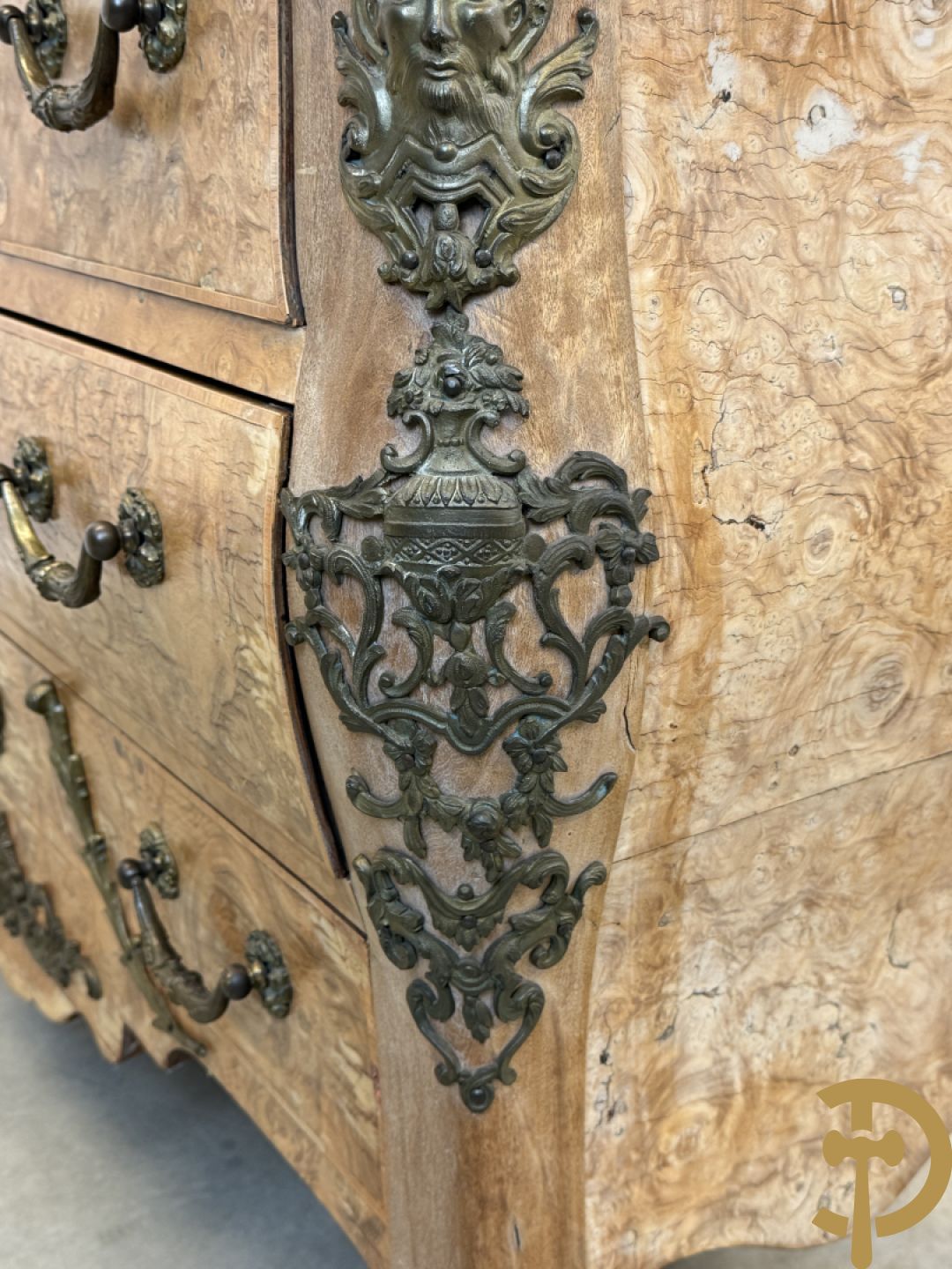 Wortelnotehouten drieladencommode met bronsbeslag van mazarinkoppen en accanthusranken, bovenaan met rood geaderd marmeren blad