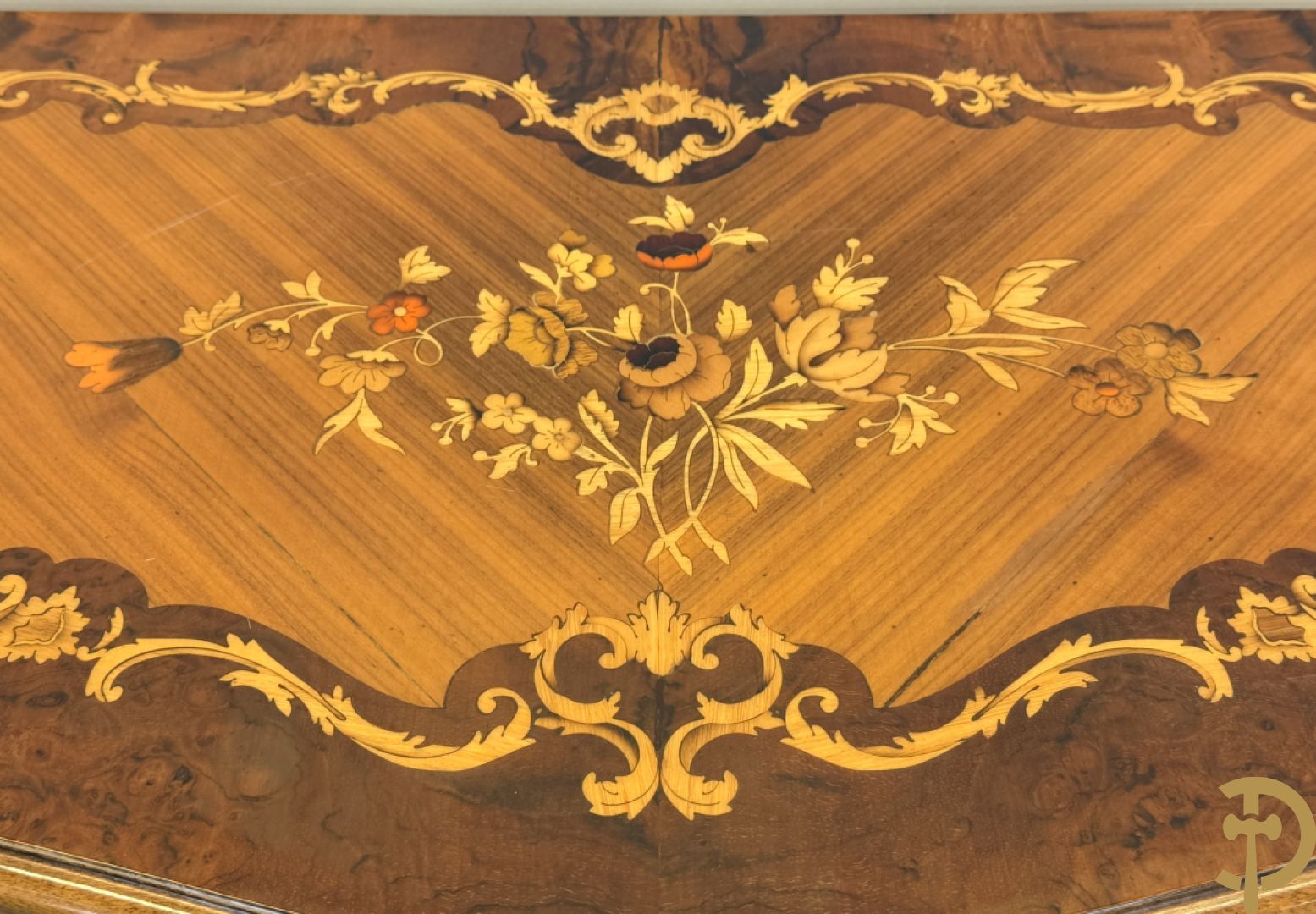 Gegalbeerde notelaren drieladencommode met bloemenmarquetterie