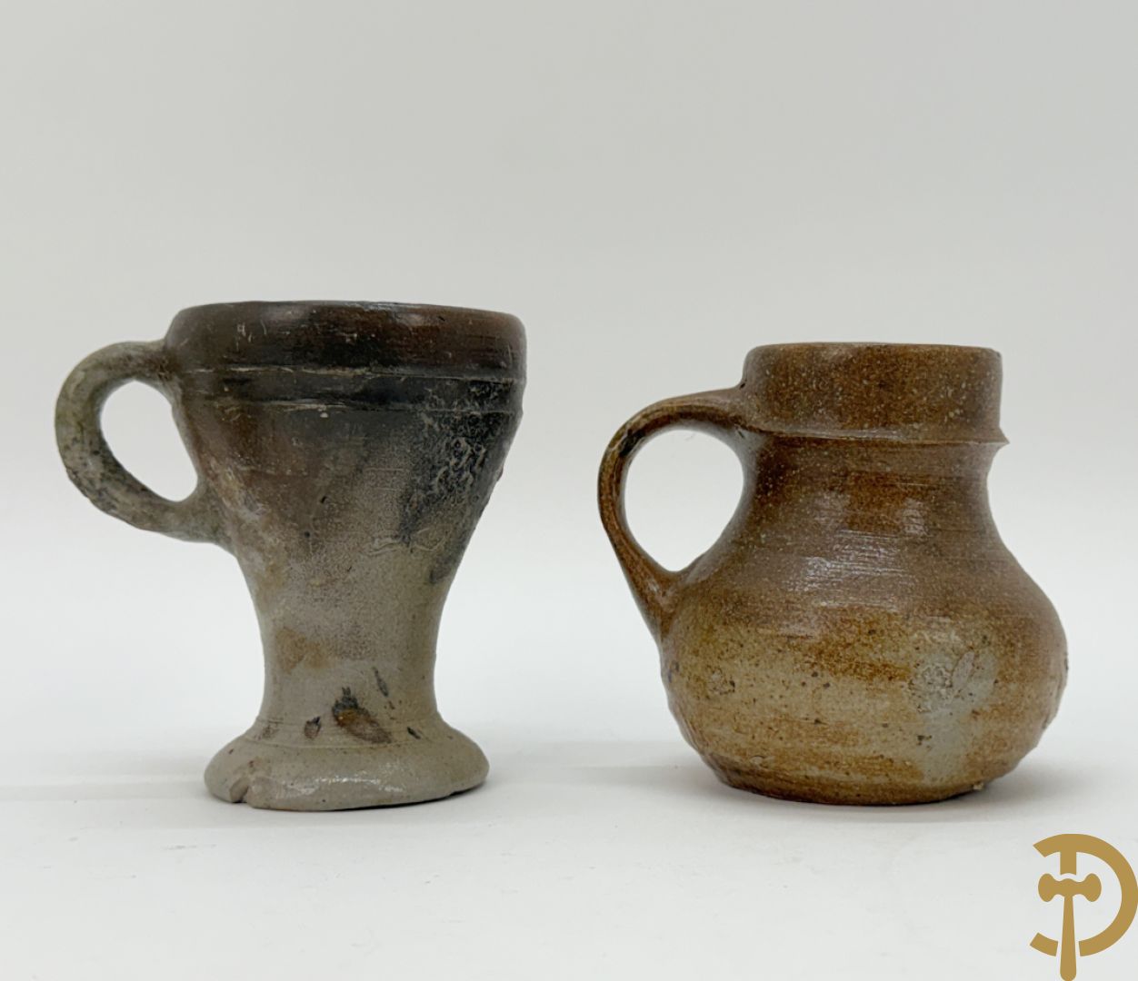 Vijf aardewerken Raeren kruiken + schaaltje