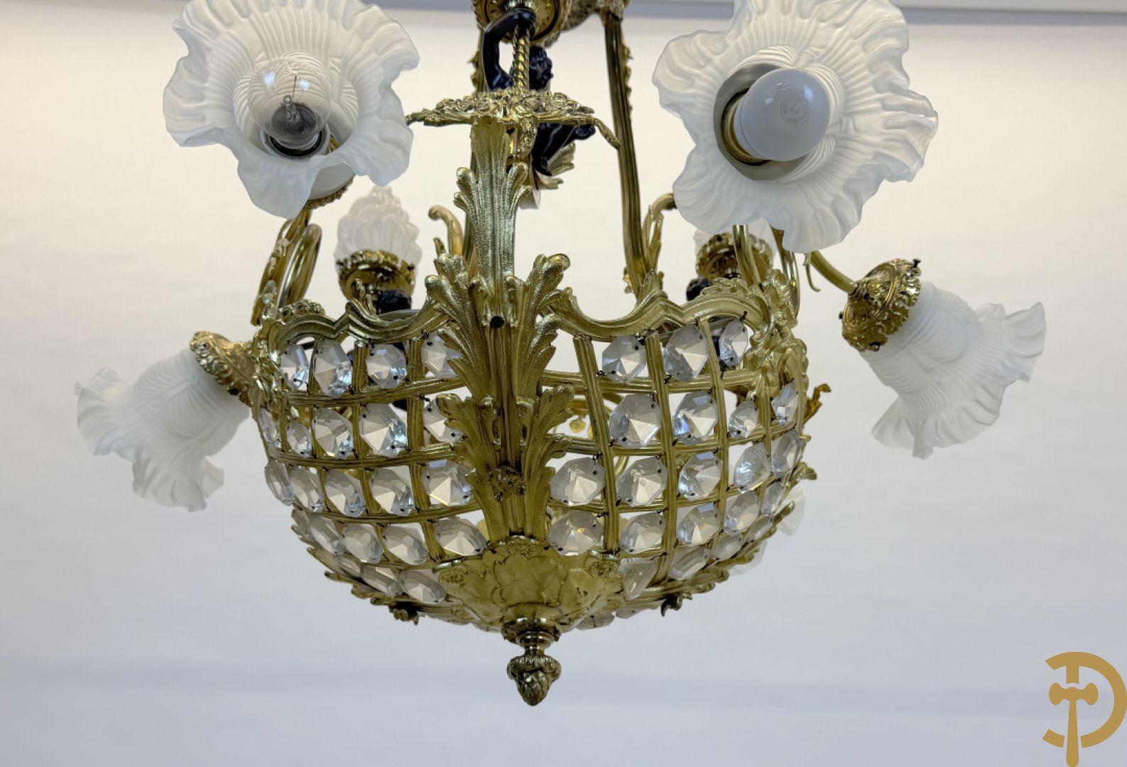 Vuurvergulde bronzen Franse luchter met zes lichtpunten en bezet met diamantvormige kristallen