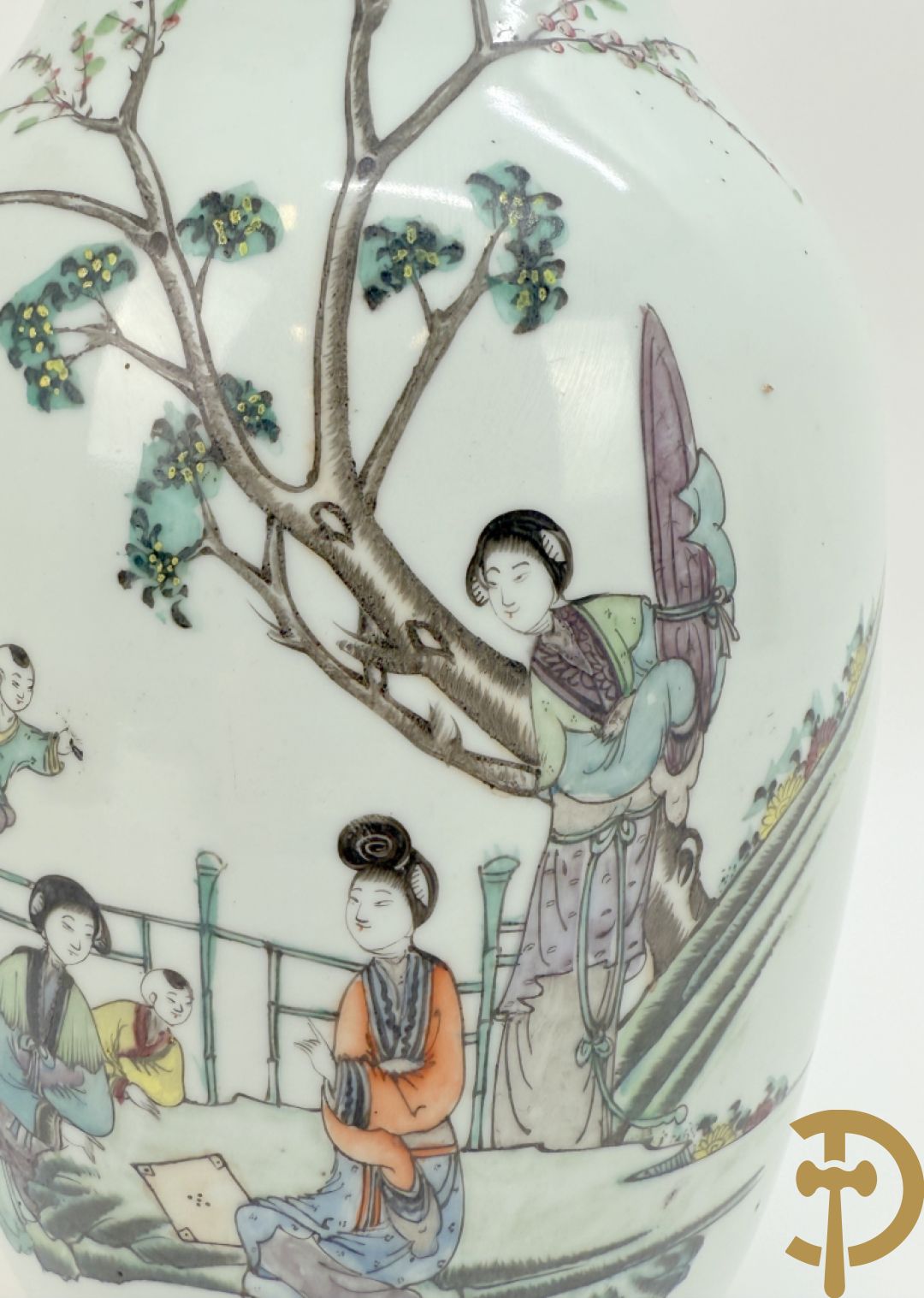 Chinese porseleinen vaas met decor van Chinese dames en kinderen