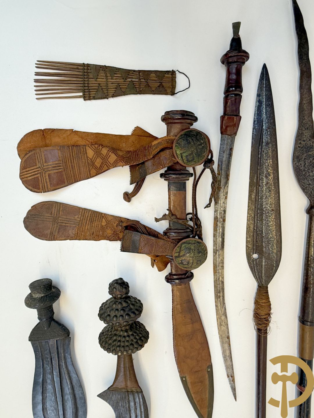 Zes Afrikaanse machetes, 4 speren, bronzen ruilmiddel en 2 bronzen armbanden