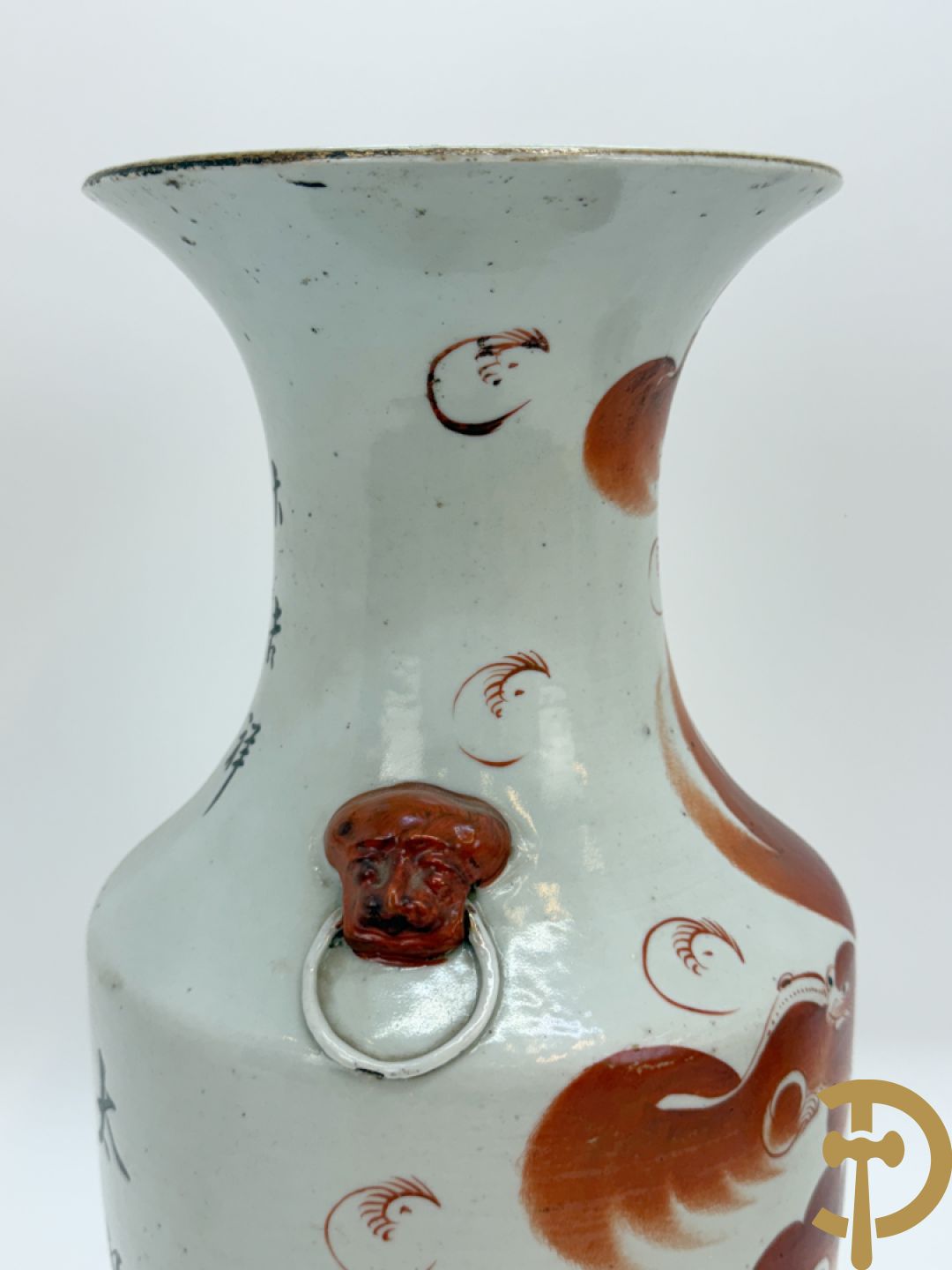 Chinese porseleinen vaas met decor van fo honden + Dekselpotiche in Chinees porselein met geanimeerd decor van dames in landschap