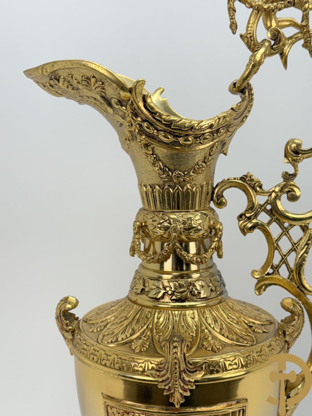 Vuurvergulde bronzen amfoorvaas met basrelief van dame en bezet met cupido