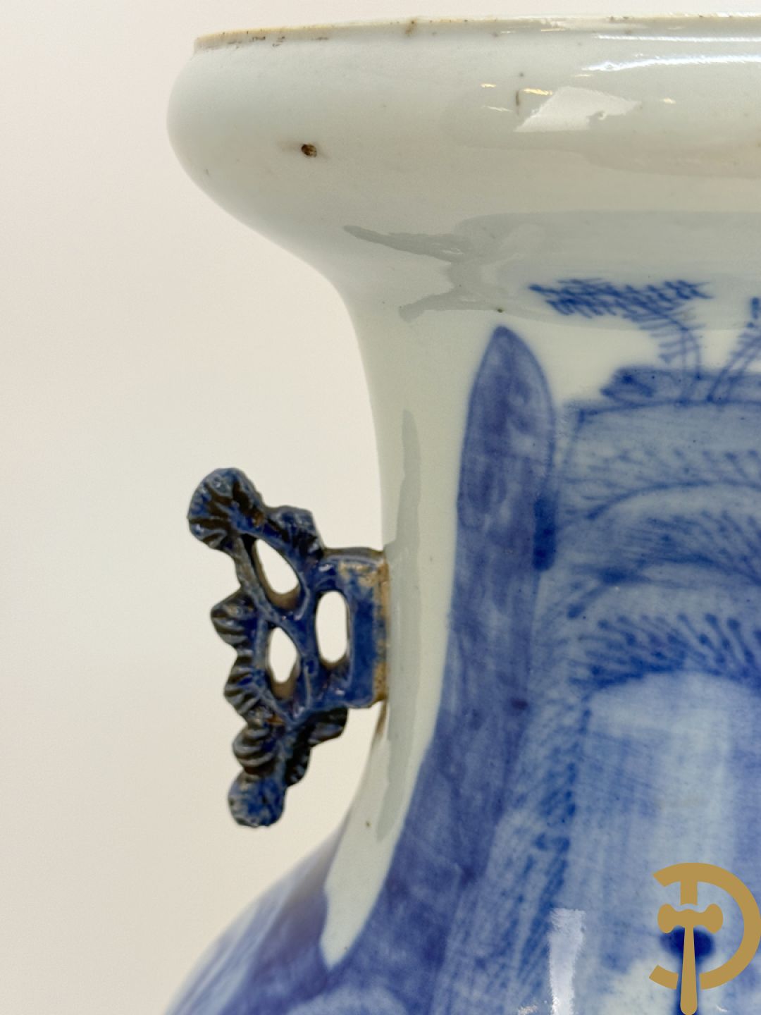 Paar Chinese blauw/wit vazen met geanimeerd huizendecor