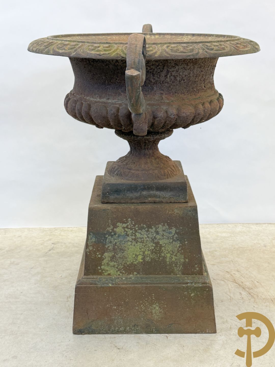 Kelkvormige amfoorvaas op gietijzeren sokkel