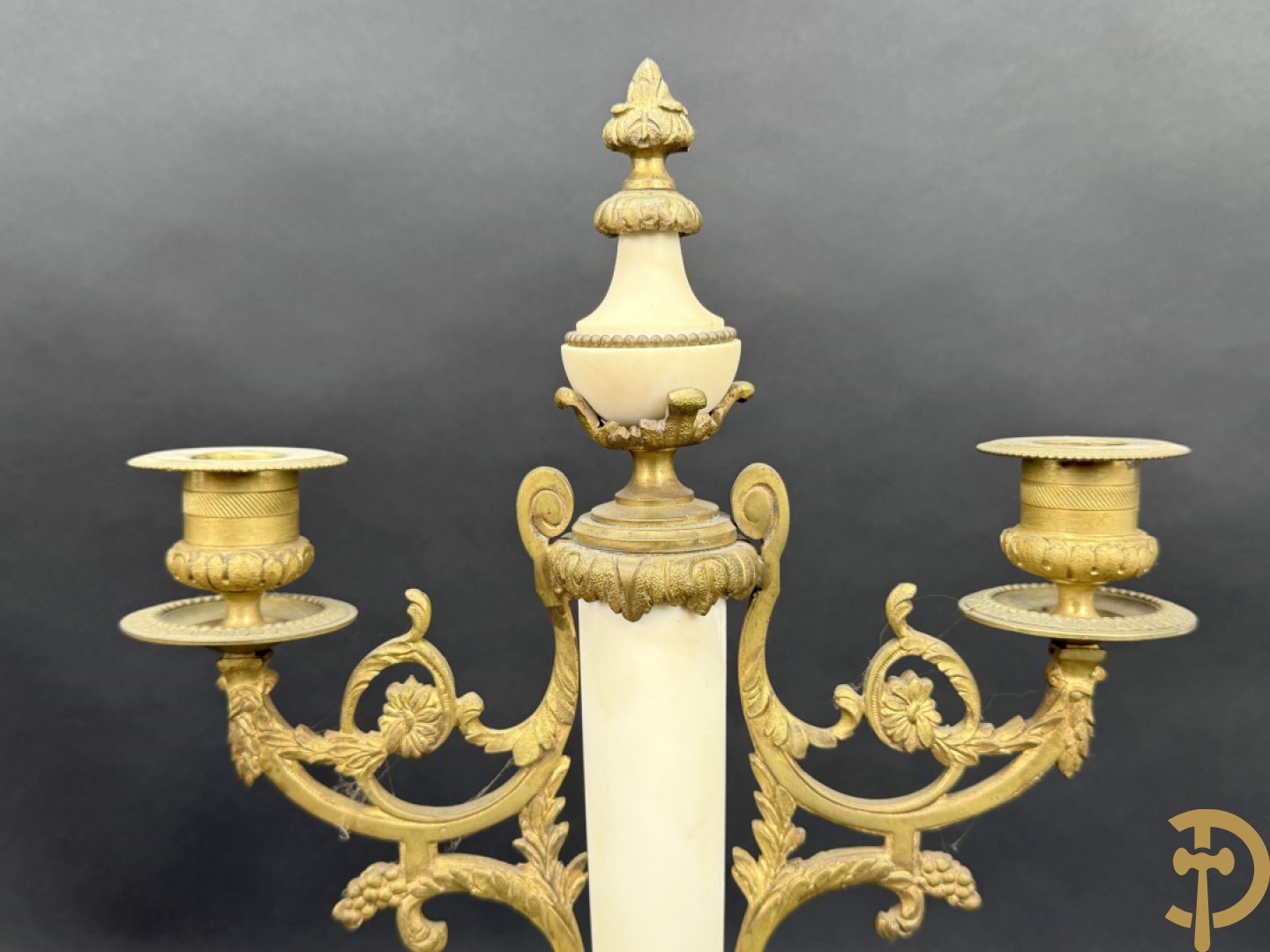 Paar marmeren kandelaars met bronzen cupido