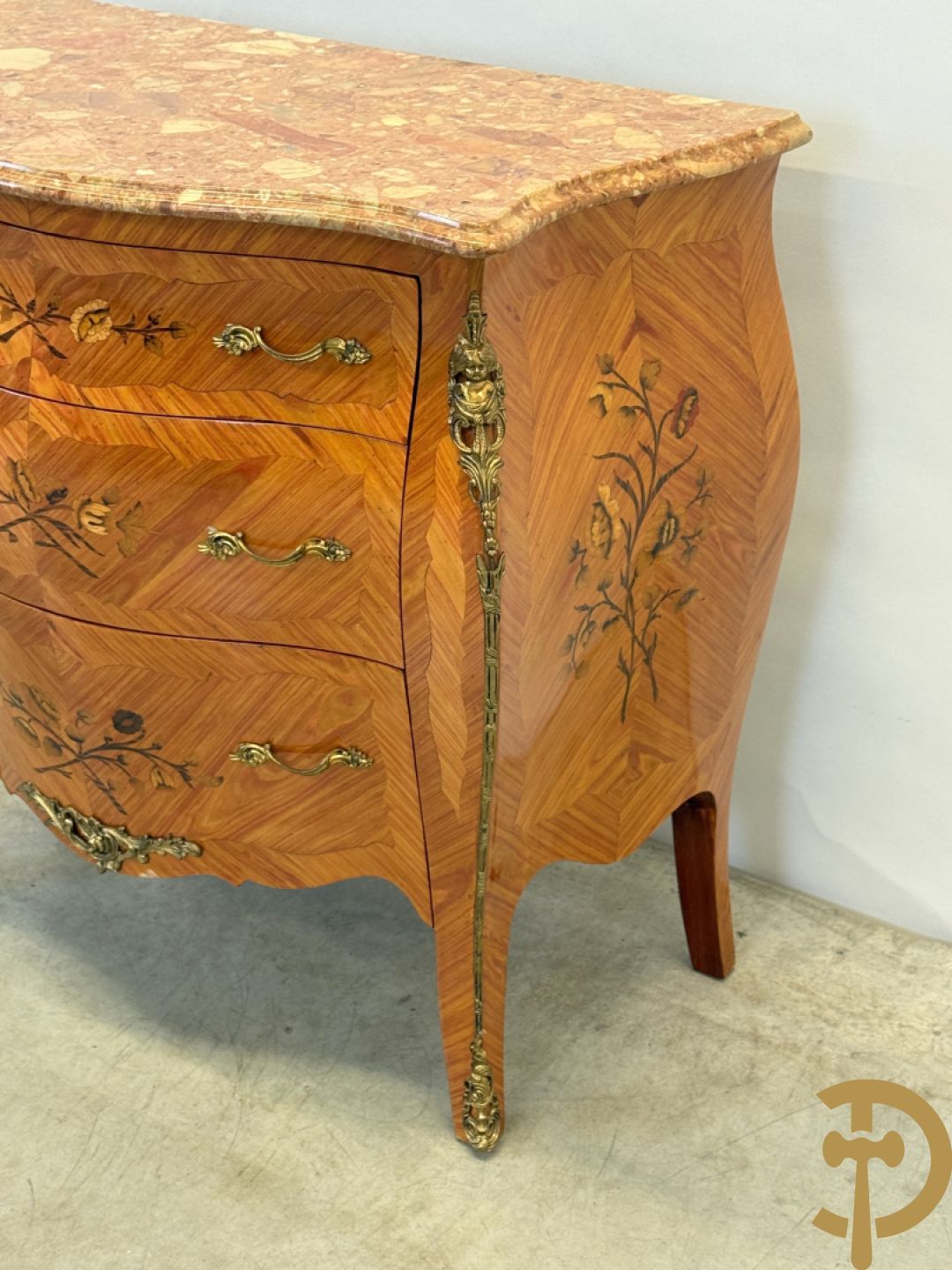 Notelaren gegalbeerde drieladencommode met bloemenmarketterie en marmeren blad