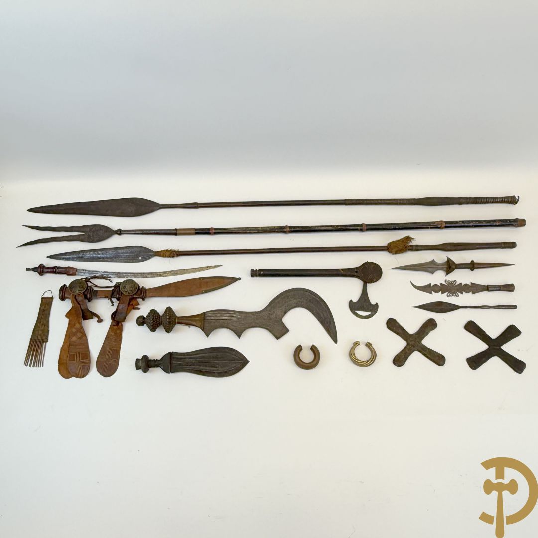 Zes Afrikaanse machetes, 4 speren, bronzen ruilmiddel en 2 bronzen armbanden