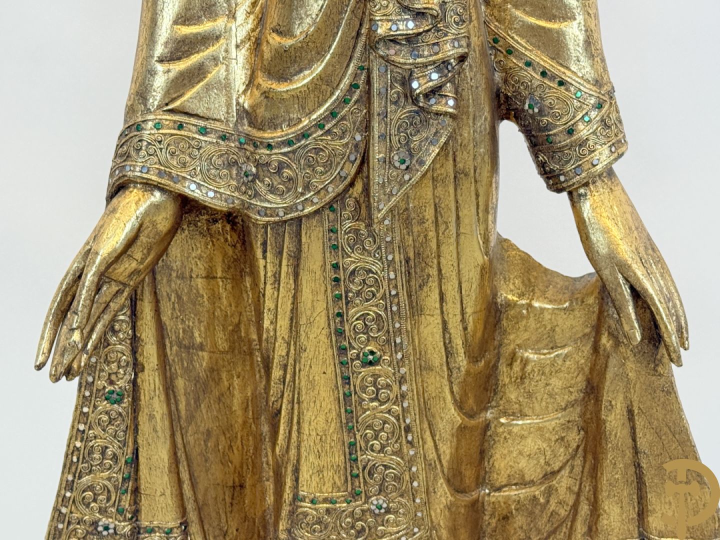 Vergulde houtgesculpteerde staande boedha bezet met spiegeltjes, op sokkel