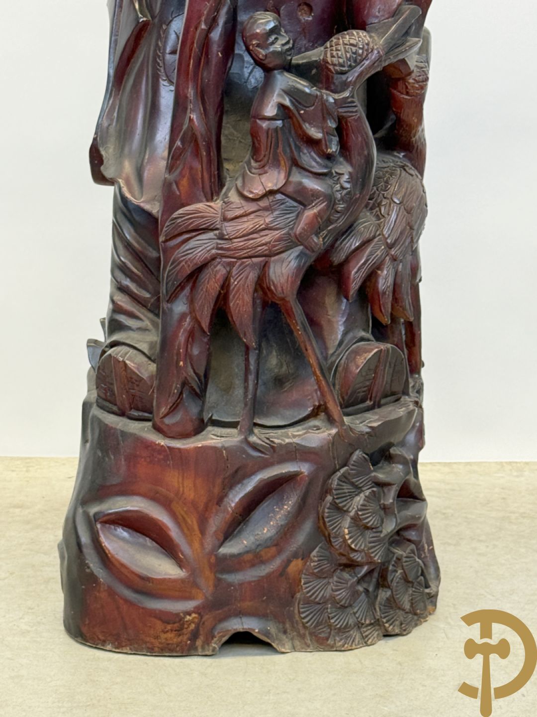 Aziatische houtsculptuur van wijsgeer met staf, vogels en kinderen