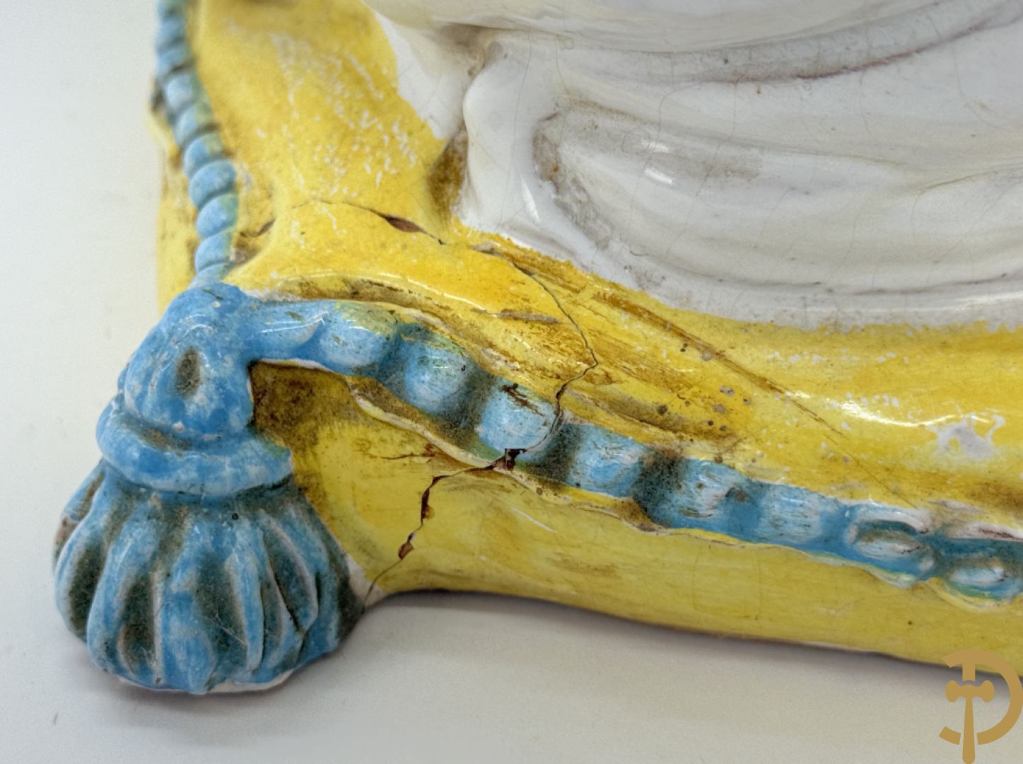 Italiaanse keramieken neergezeten witte windhond op kussen