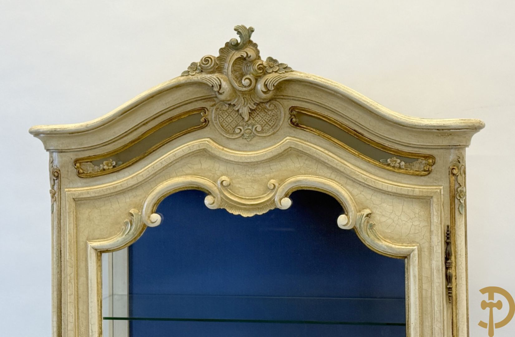 Gemonochromeerde Louis XV vitrine met basrelief van romantische scène