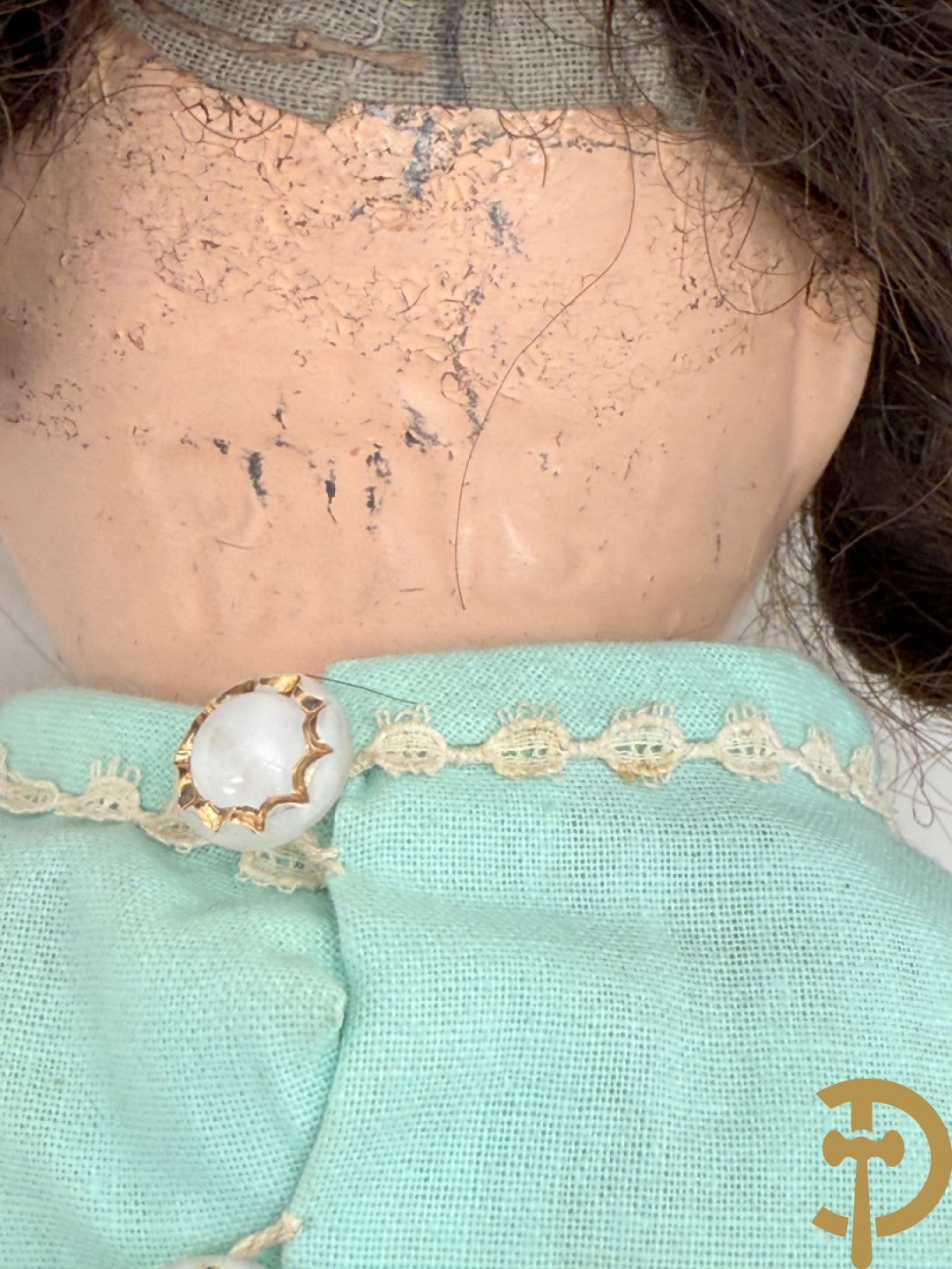 Oude pop met papier maché ledematen, gemerkt K R36/.728 + oude pop met papier maché ledematen en kantelbare oogjes + oude pop in papier maché, gemerkt Unis France 301 + oude pop in papier maché, onleesbaar gemerkt + hedendaagse pop met porseleinen ledematen + losse kleertjes