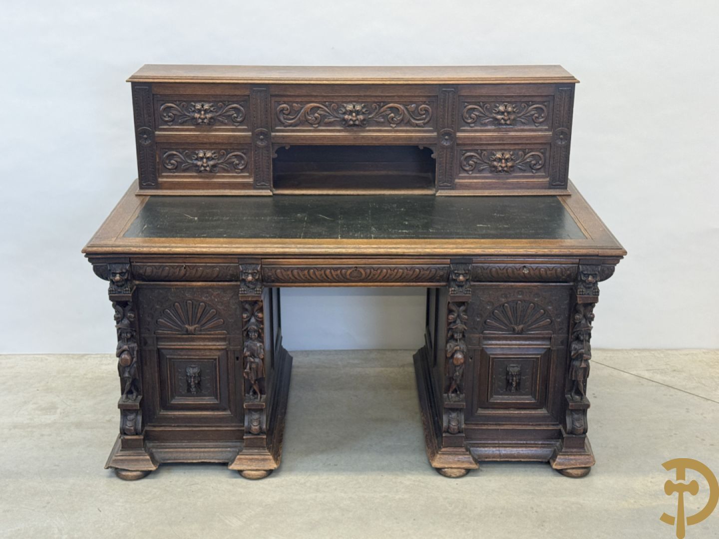 Mechels eiken bureau met opstand en Neo Renaissance invloeden