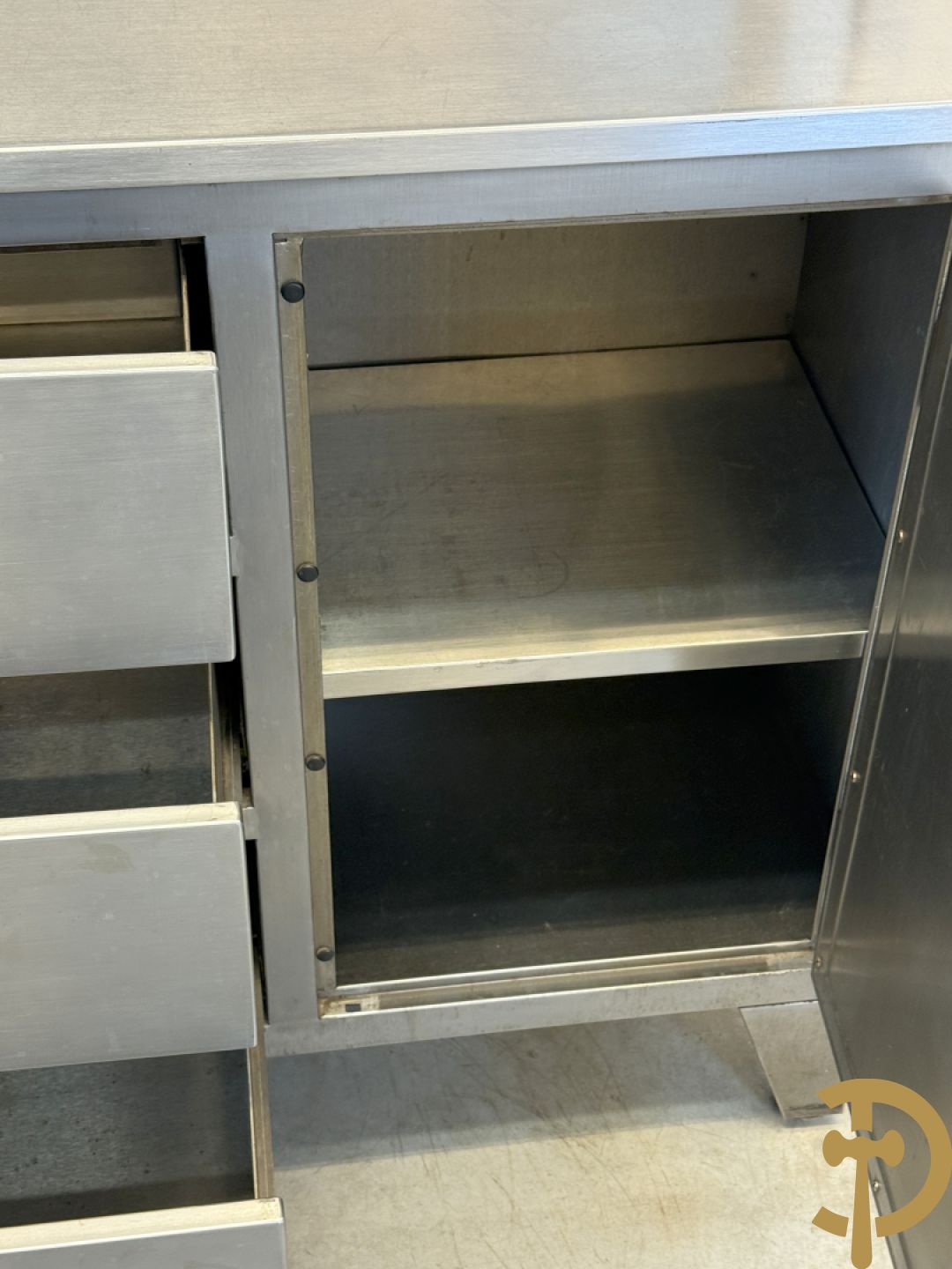 Design inox medisch kabinet, bovenaan met 2 beglaasde deuren, onderaan met deur en 3 lades, by Friedrich Schmitz, Germany