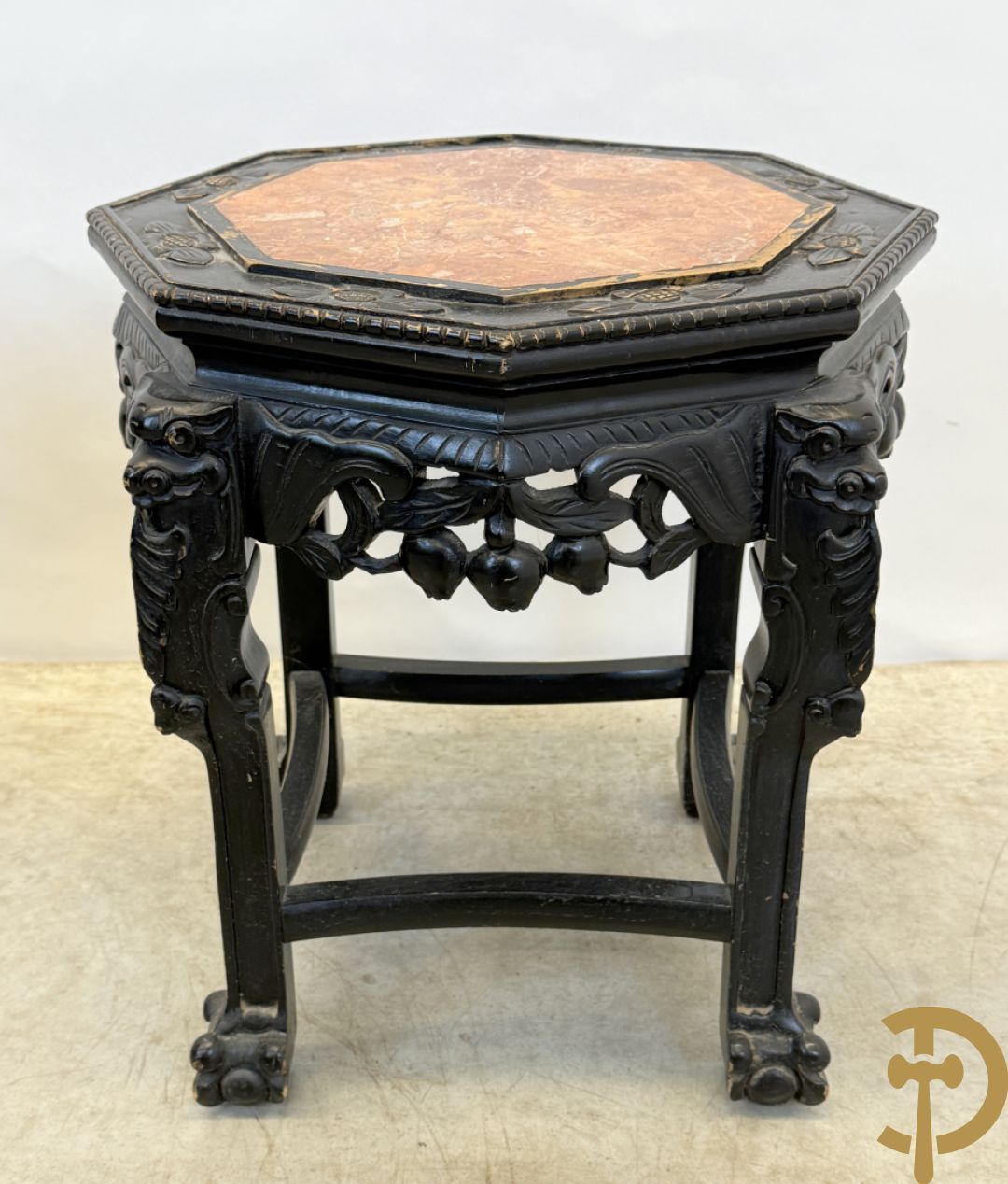 Paar achthoekige hardhouten Chinese sokkels met fo-honden en bloemendecoratie