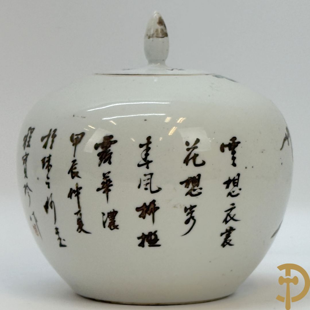 Chinese porseleinen vaas met decor van fo honden + Dekselpotiche in Chinees porselein met geanimeerd decor van dames in landschap