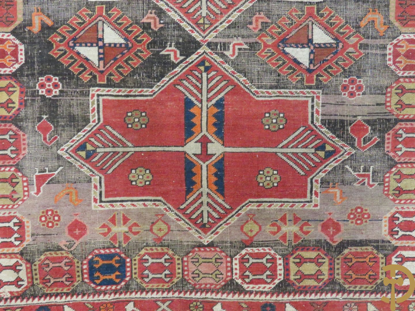 Antiek oosters handgeknoopt Kaukasus tapijt met geometrische patronen