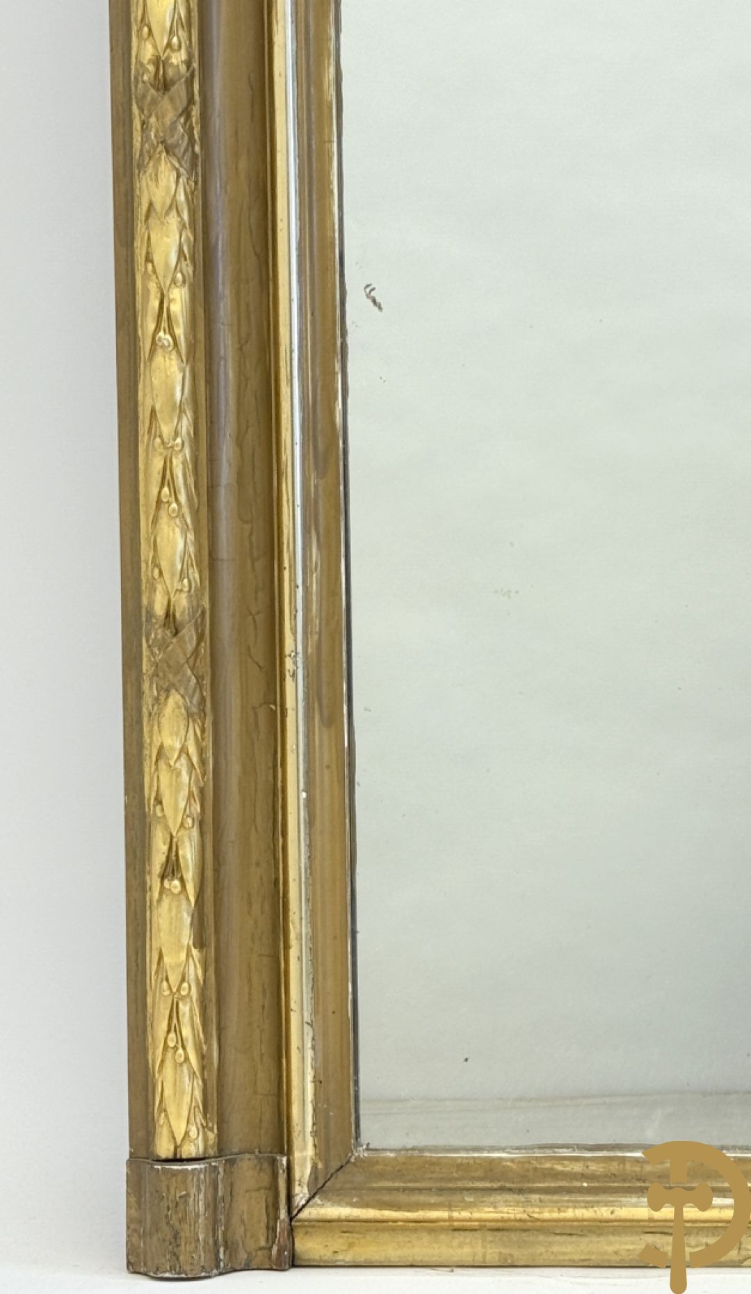 Grote vergulde hall spiegel bezet met troffee van cupido