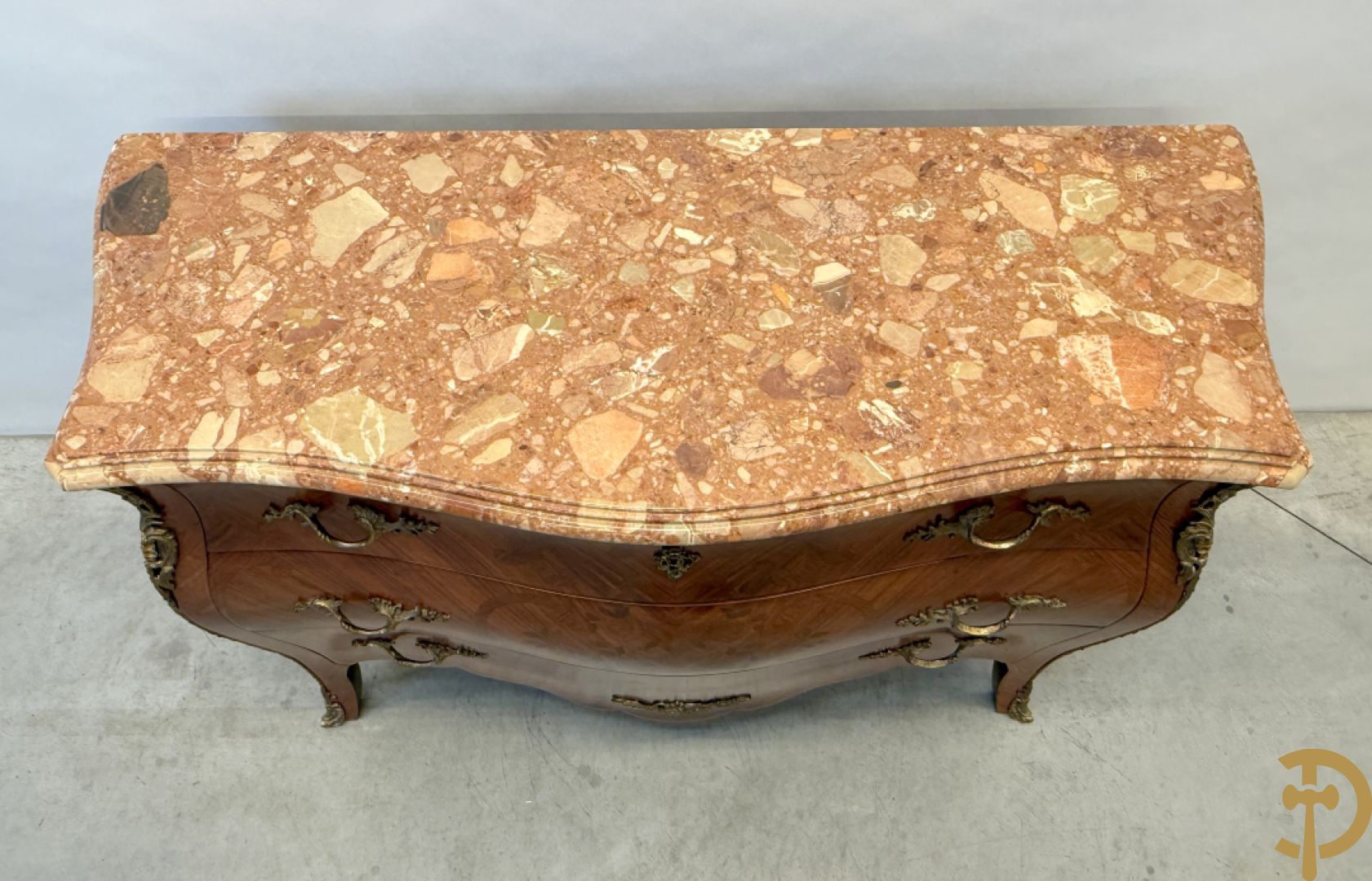 Notelaren gegalbeerde drieladencommode met bloemenmarquetterie en bezet met bronzen ornamenten, bovenaan met marmeren blad