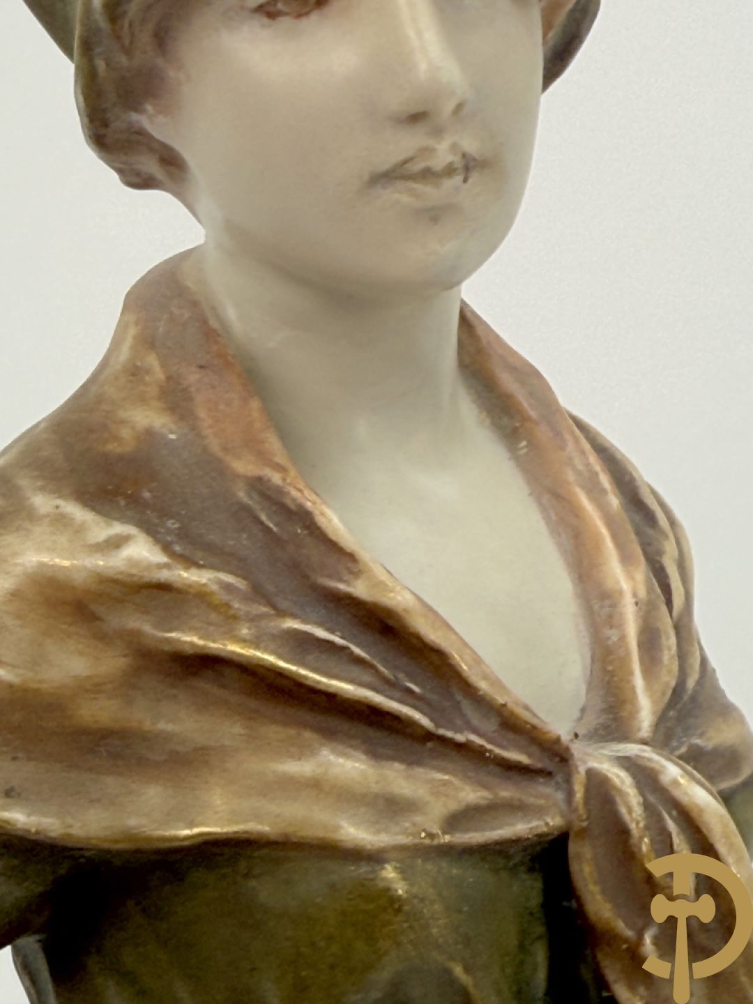 Royal Dux beeld van melkmeisje, onderaan genummeerd 1055 + vaas met zittende dame, Royal Dux stijl