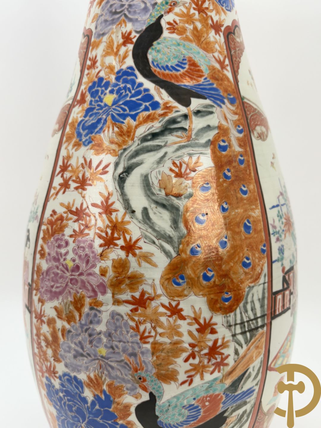 Paar Japanse porseleinen waaiervazen met bloemen en geanimeerd decor