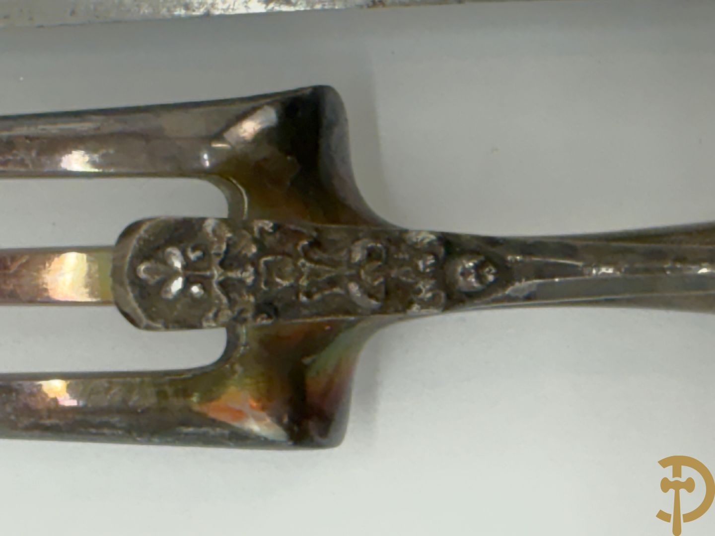 Vleesbestek met Neo Renaissance motieven, met zilverpoinçons