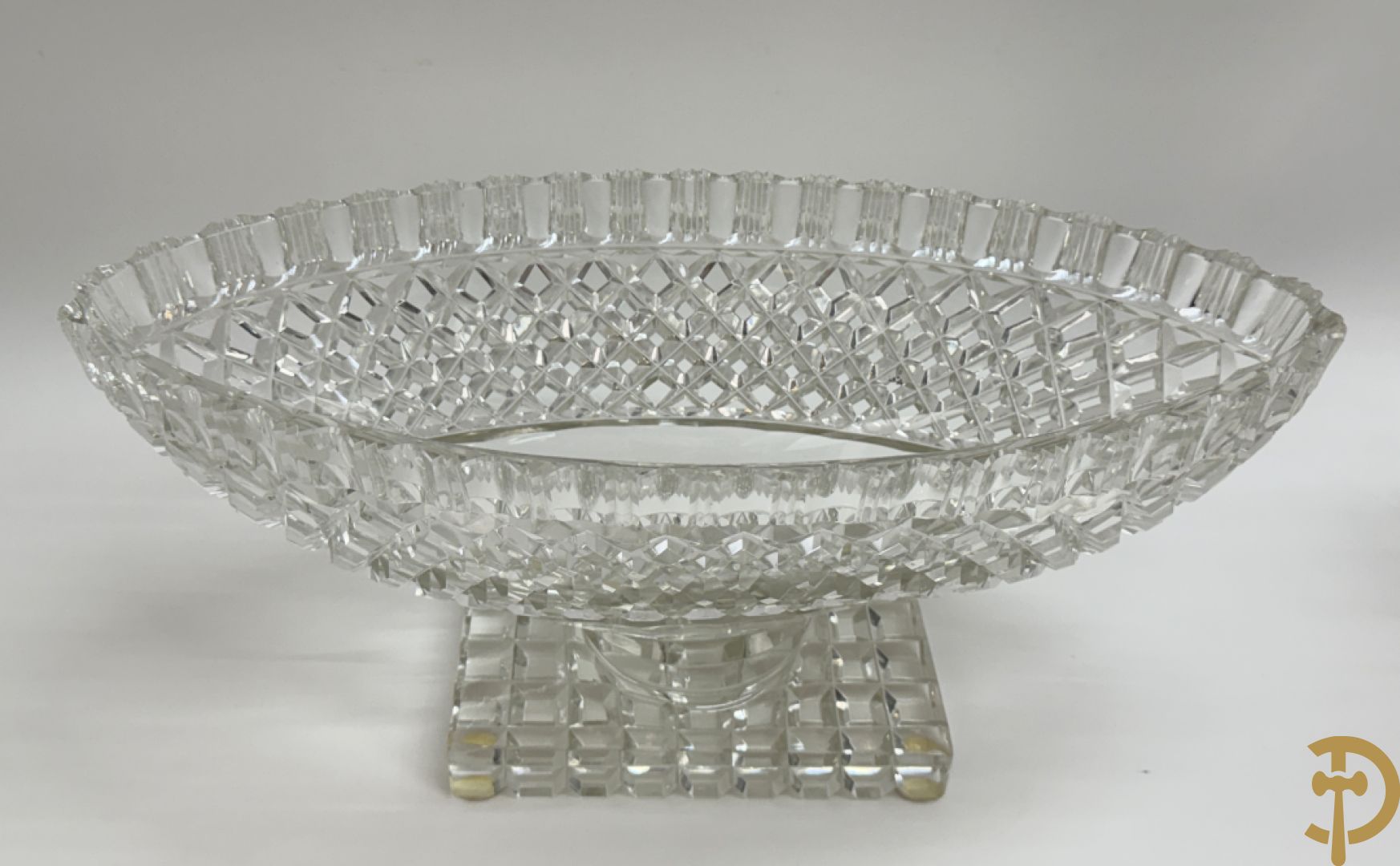 Helder kristallen geslepen coupe + 2 dragoirs in kristal gefacetteerd + 3 kristallen vazen + glazen vaas