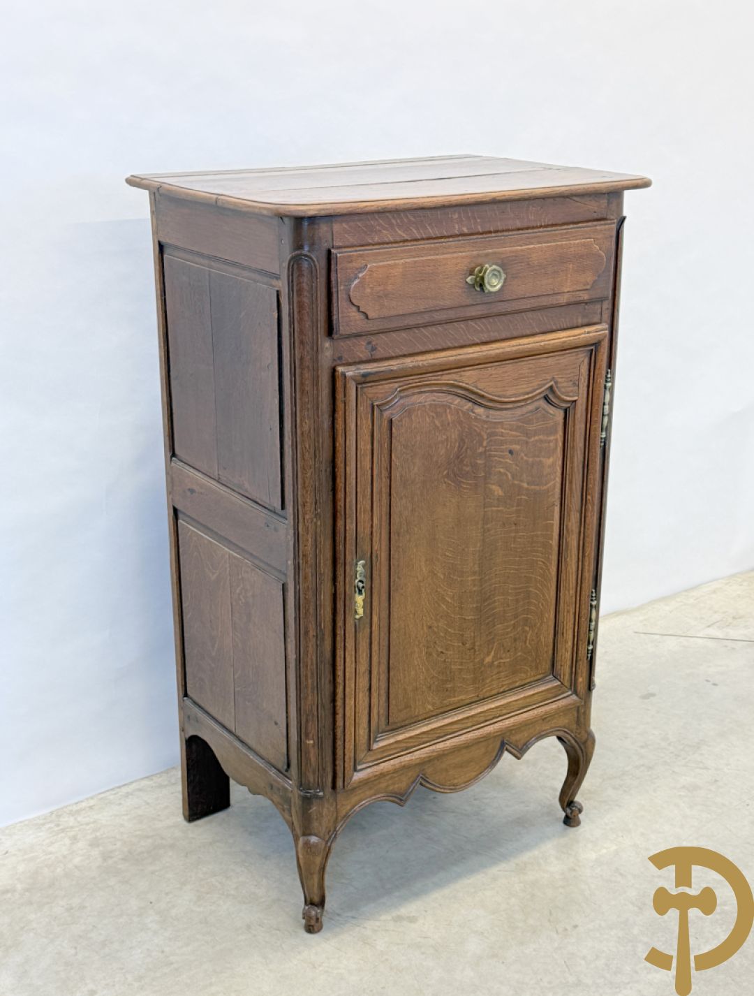 Massief eiken Franse confiturier met deur, lade, afgeronde zijkanten en voluutvormige poten