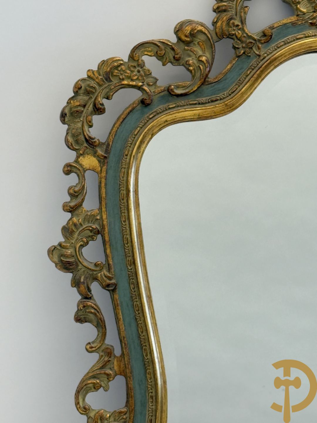 Paar vergulde spiegels met geslepen boord en rocailles, Louis XV stijl