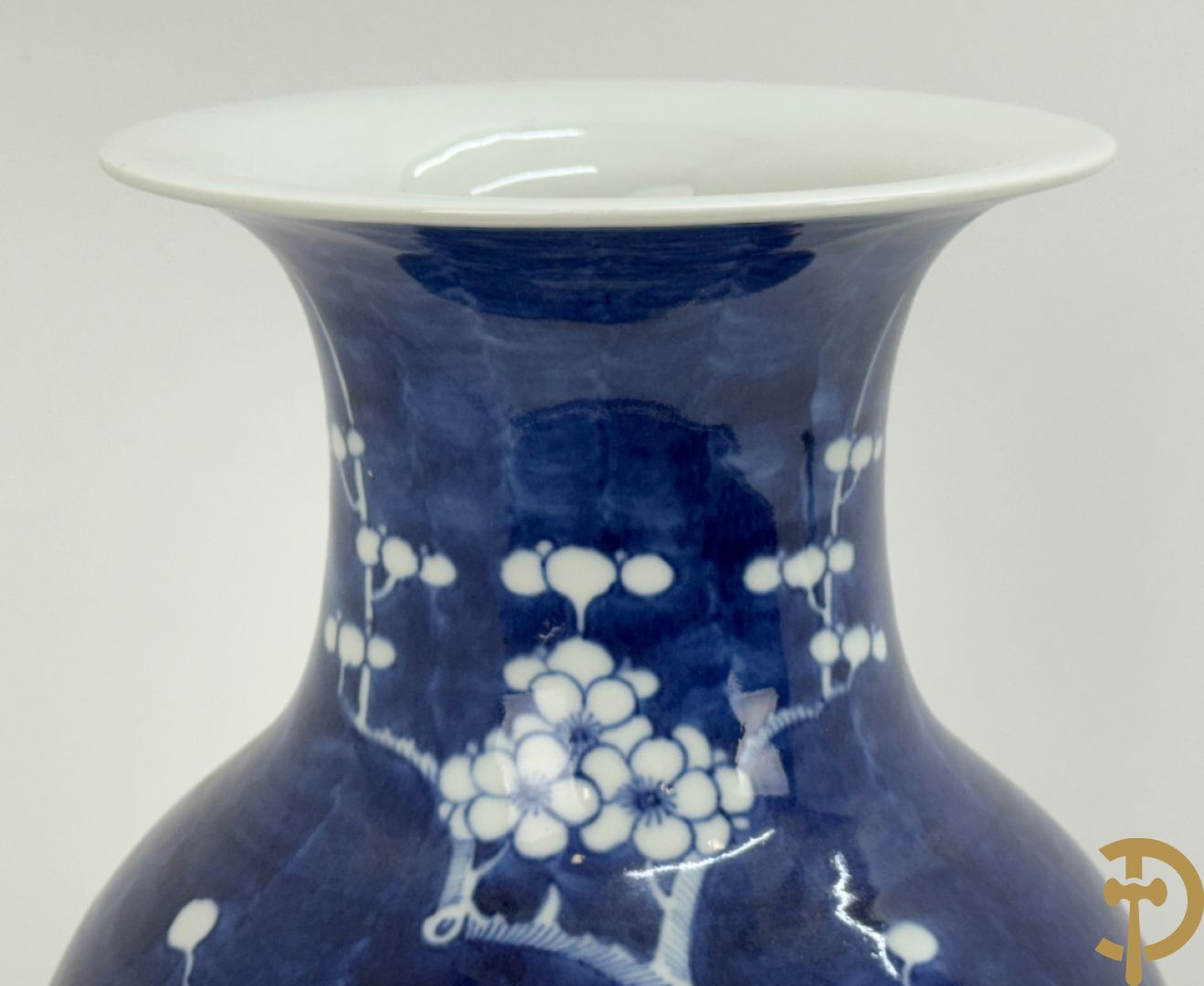 Chinese porseleinen blauw/wit vaas met decor van bloemen op tak