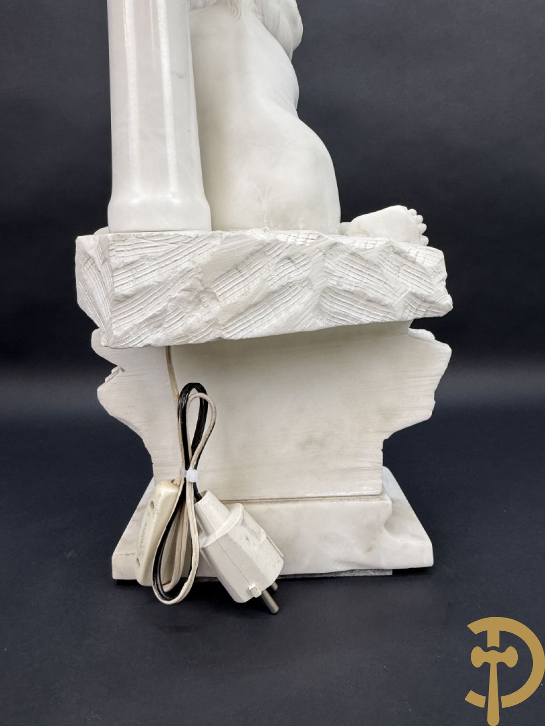 Albast beeld met meisje met poes en lamp